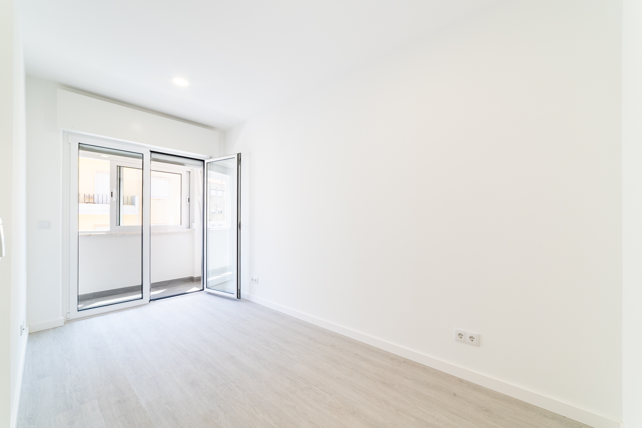 Charming fully renovated 2-bedroom apartment in the heart of Campolide