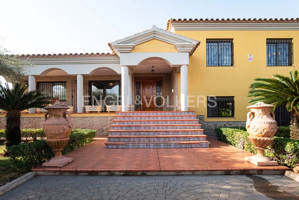 Elegant and spacious villa with a pool.