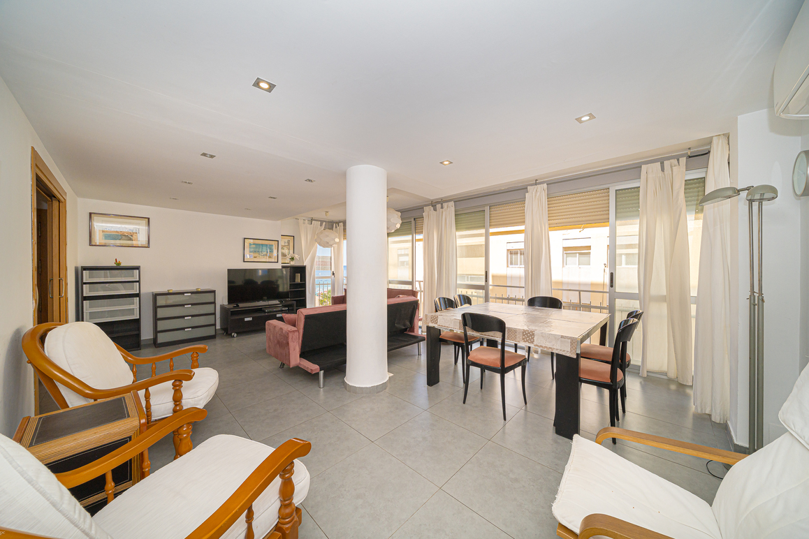 Nice three bedroom apartment on the first line of the Levante Beach