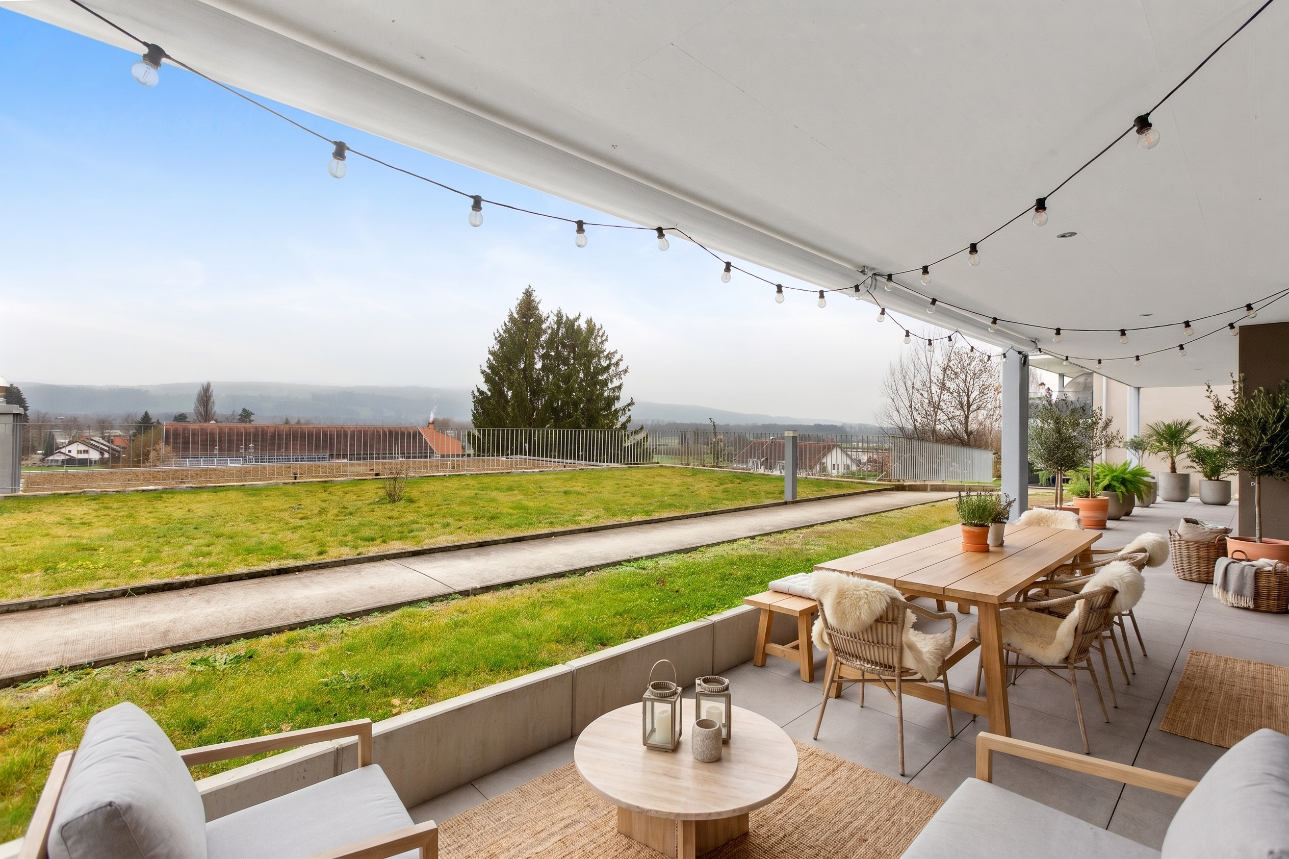 Wohnen auf einer Ebene – Leben wie im eigenen Einfamilienhaus Exklusive 5.5-Zimmer-Gartenwohnung mit Aussenfläche, Minergie-Standard und unverbaubarer Aussicht ins Grüne