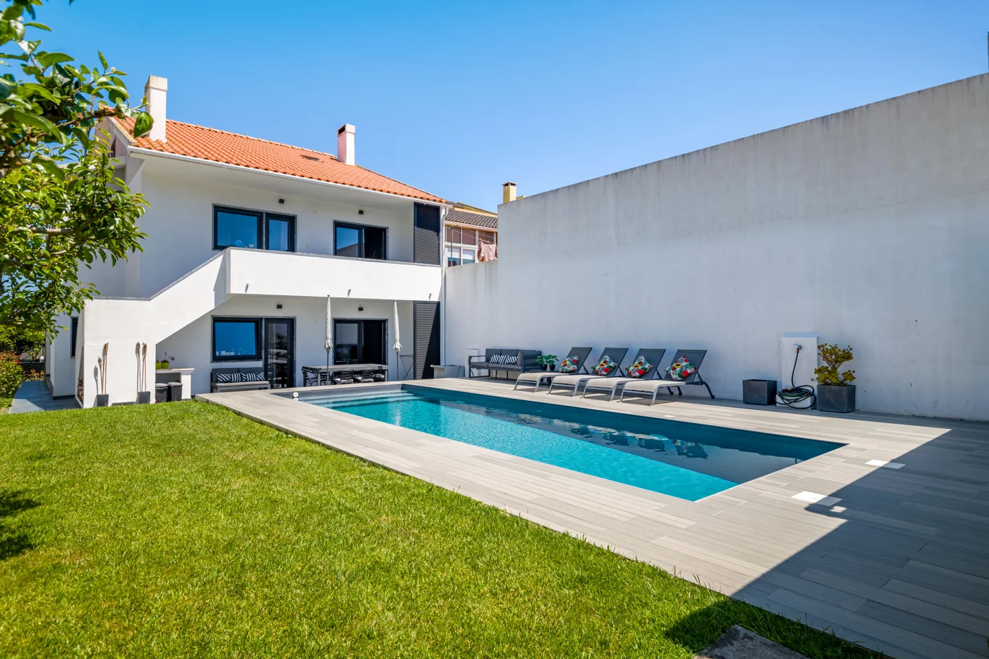 Charming Modern Villa with Saltwater Pool in Central Mafra