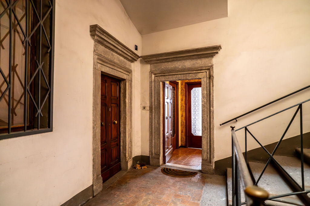 Apartment in a historic building with two entrances, requiring renovation, Viterbo
