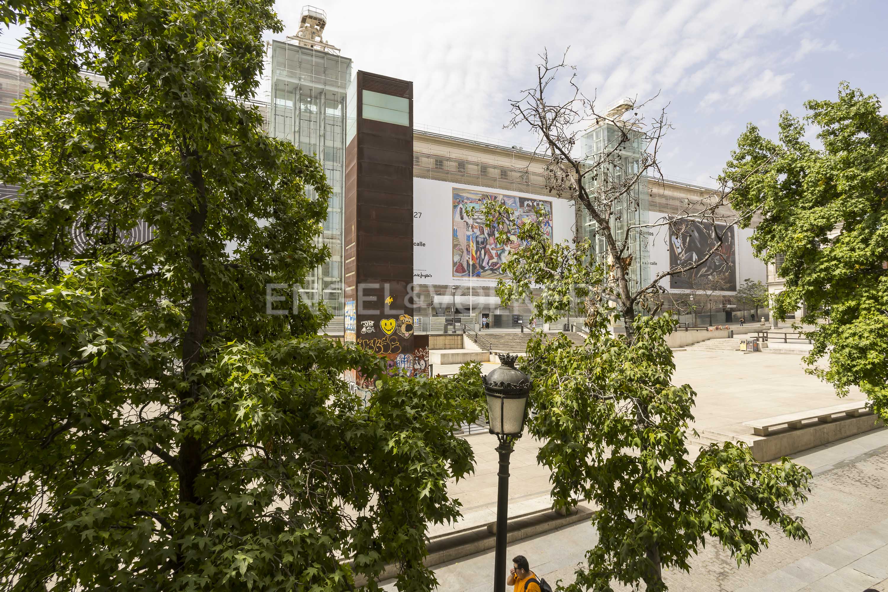 For rent: Spacious and bright apartment with 4 bedrooms and 3 bathrooms, located a few meters from the Reina Sofía Museum