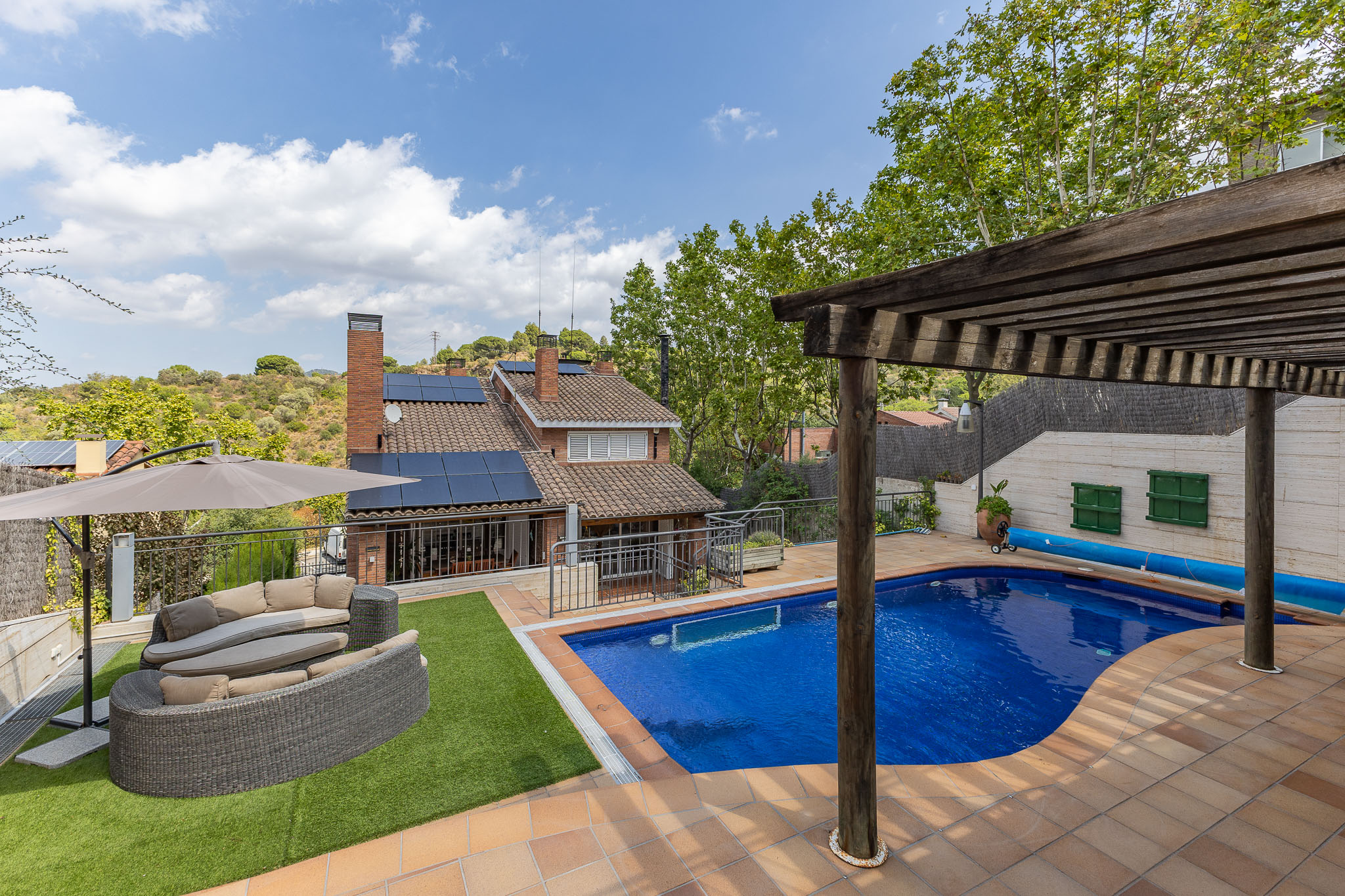 Exclusive 661 m² residence with garden, pool, elevator, and maximum privacy in Molins de Rei, minutes from Barcelona