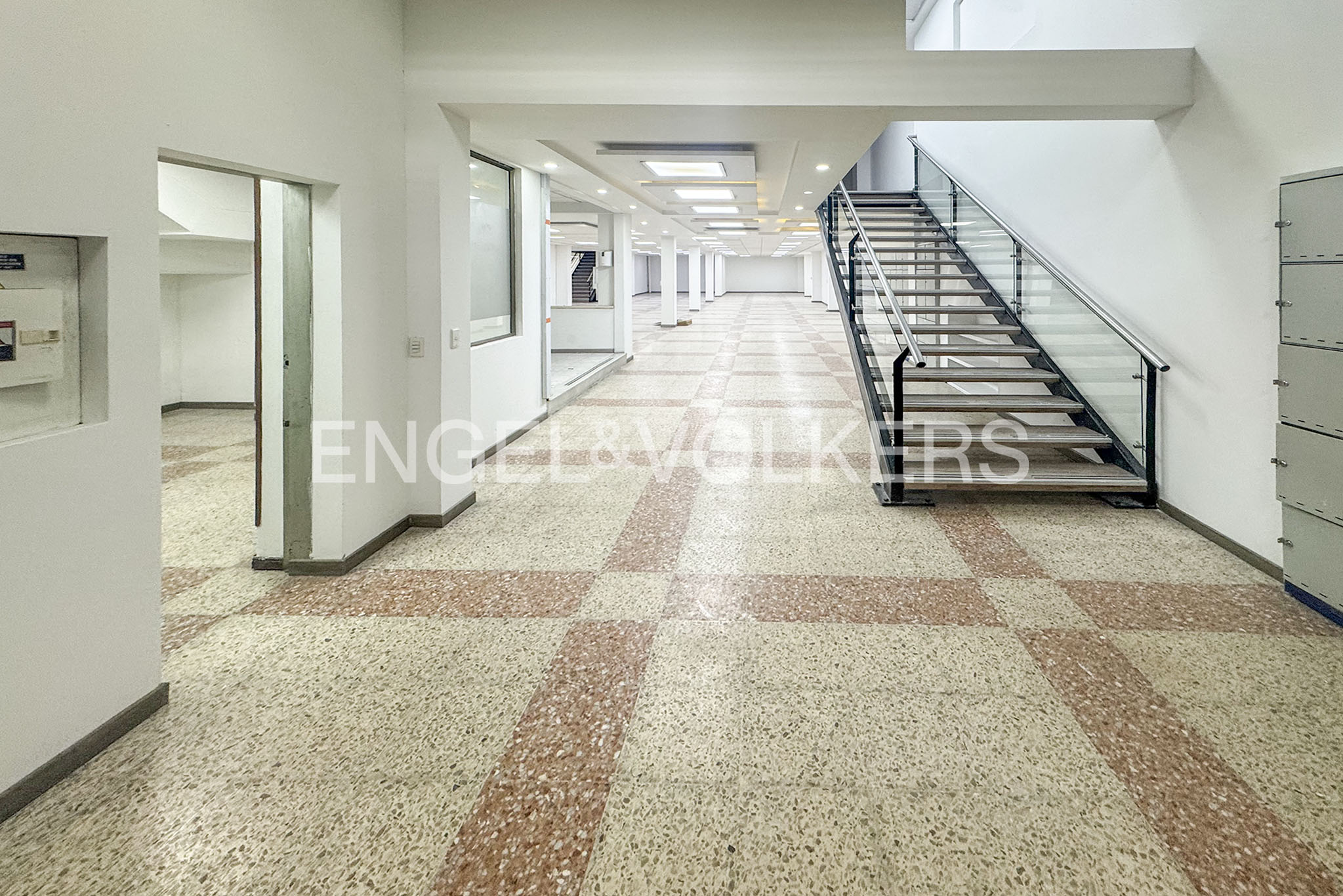 Bodega Industrial Premium en Toberín | 1.730 m² de Infraestructura Corporativa para arriendo