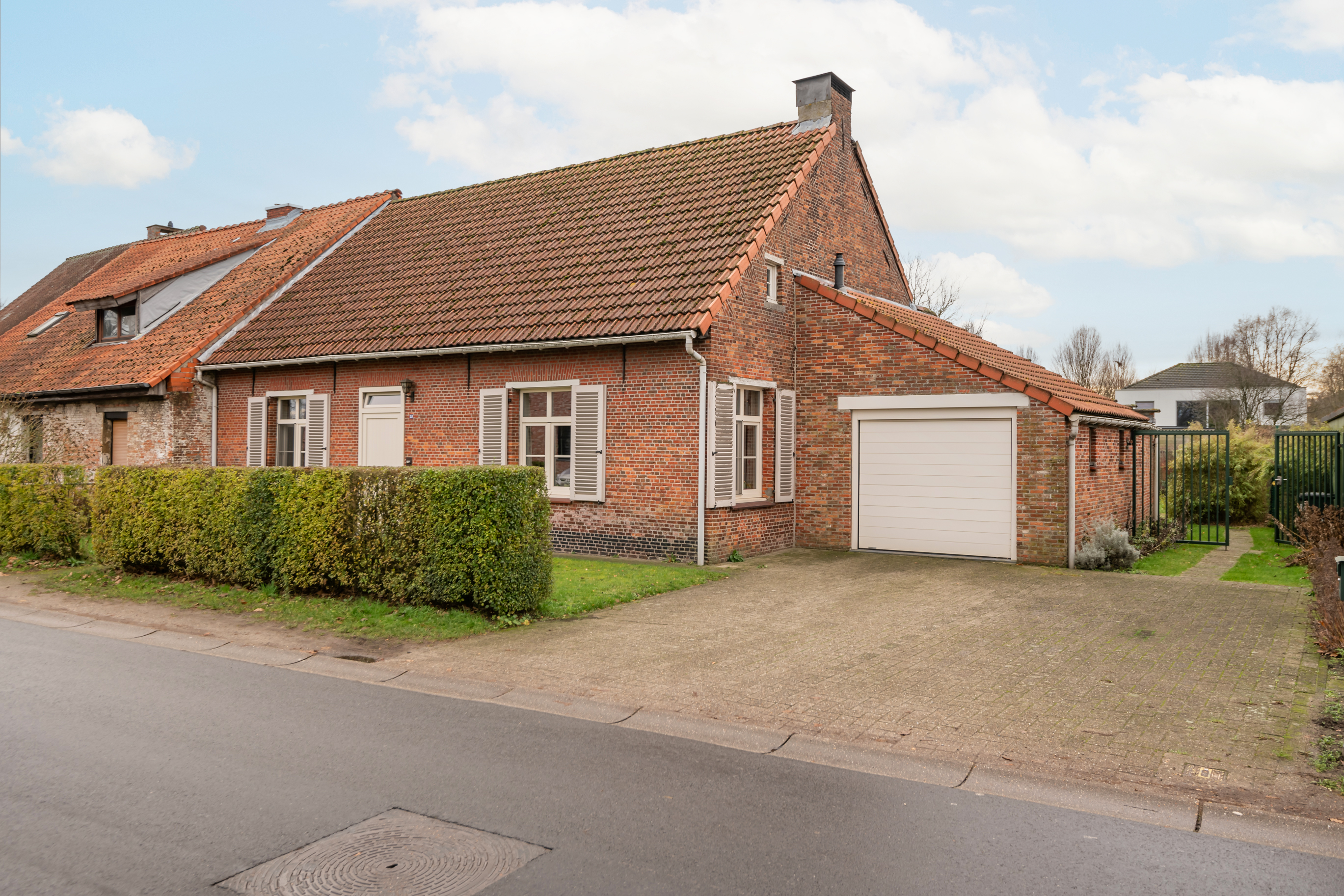 Mooi gelegen, karakteristieke halfopen woning met veel renovatiepotentieel in Kalmthout.
