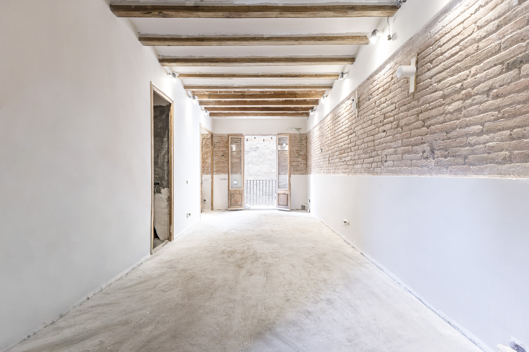 Brand-new fully renovated 2-bedroom apartment with balcony in Poble Sec