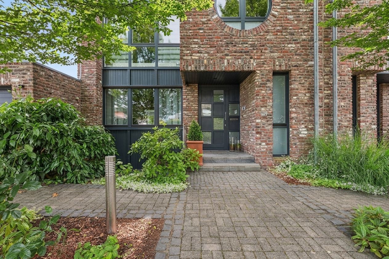 Spacious stilt-style architecture with wellness comfort, fireplace and double garage in an idyllic south-facing location