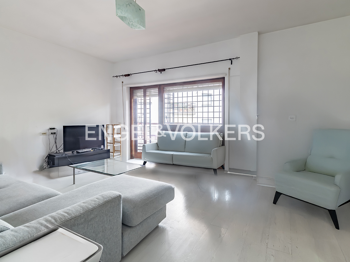 Four-room apartment with balconies and parking space in the Piccolomini area