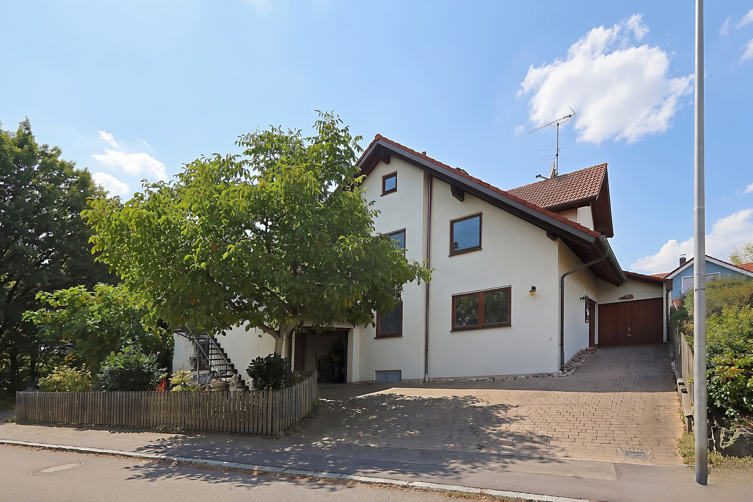 Großzügiges Zweifamilienhaus mit idyllischem Garten