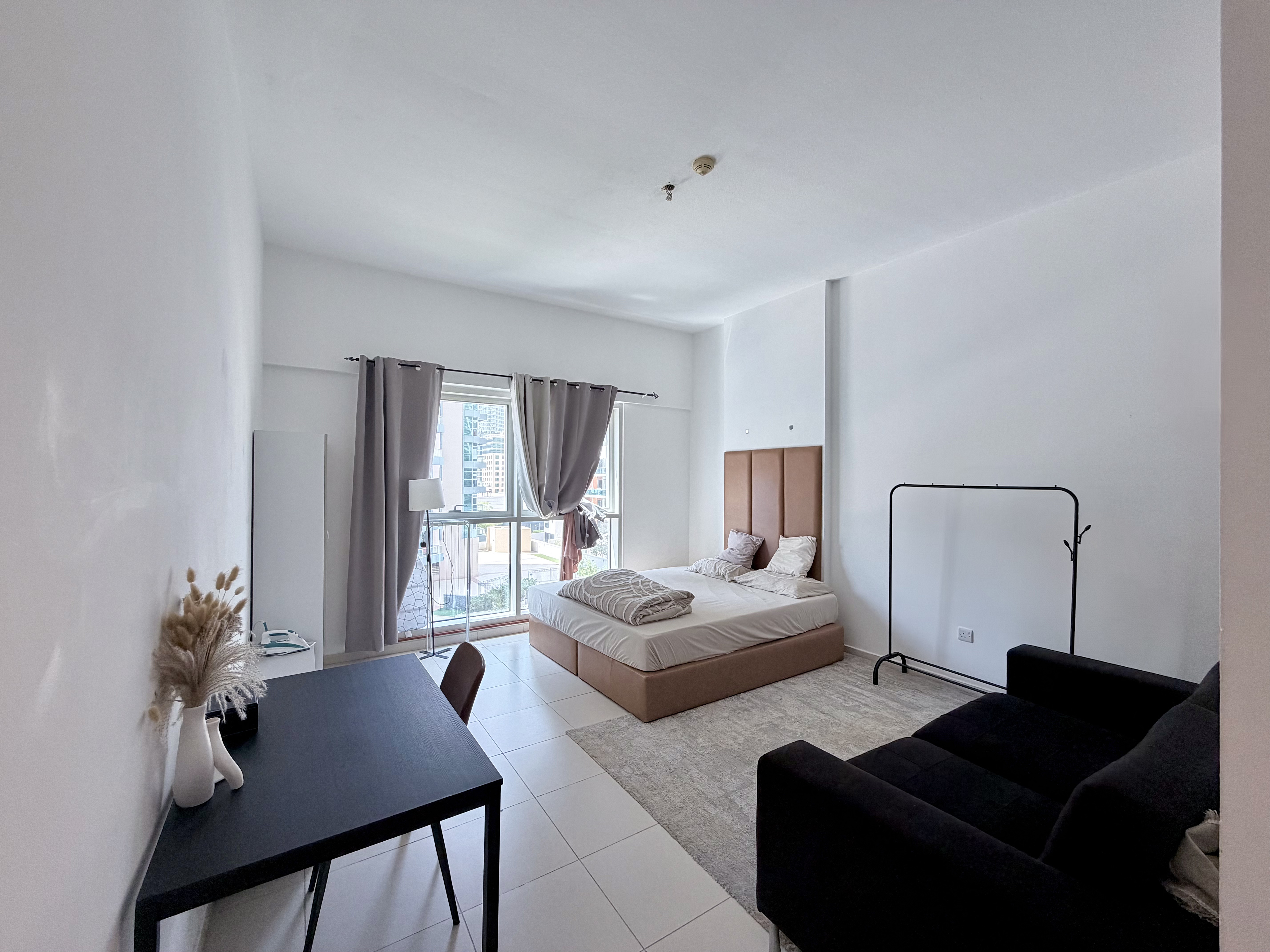 Furnished | Bright | Next to Metro | Vacant