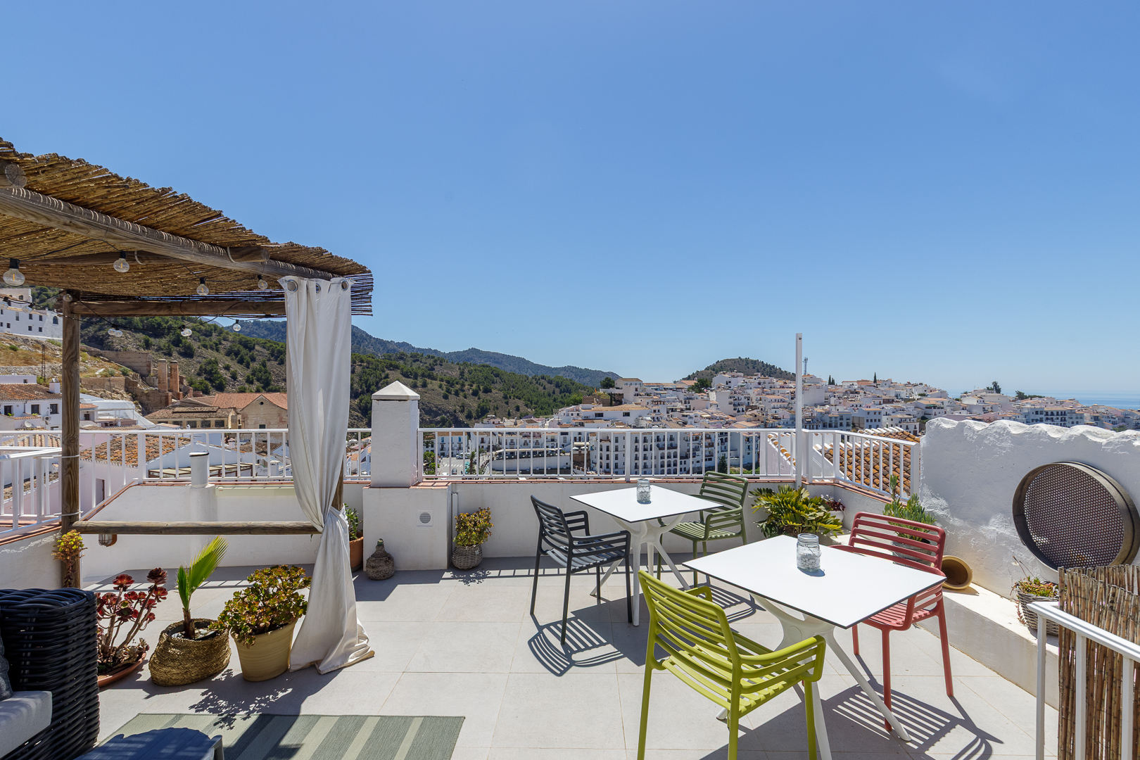 Townhouse with two residential units, a tourist rental licence and a spectacular roof terrace