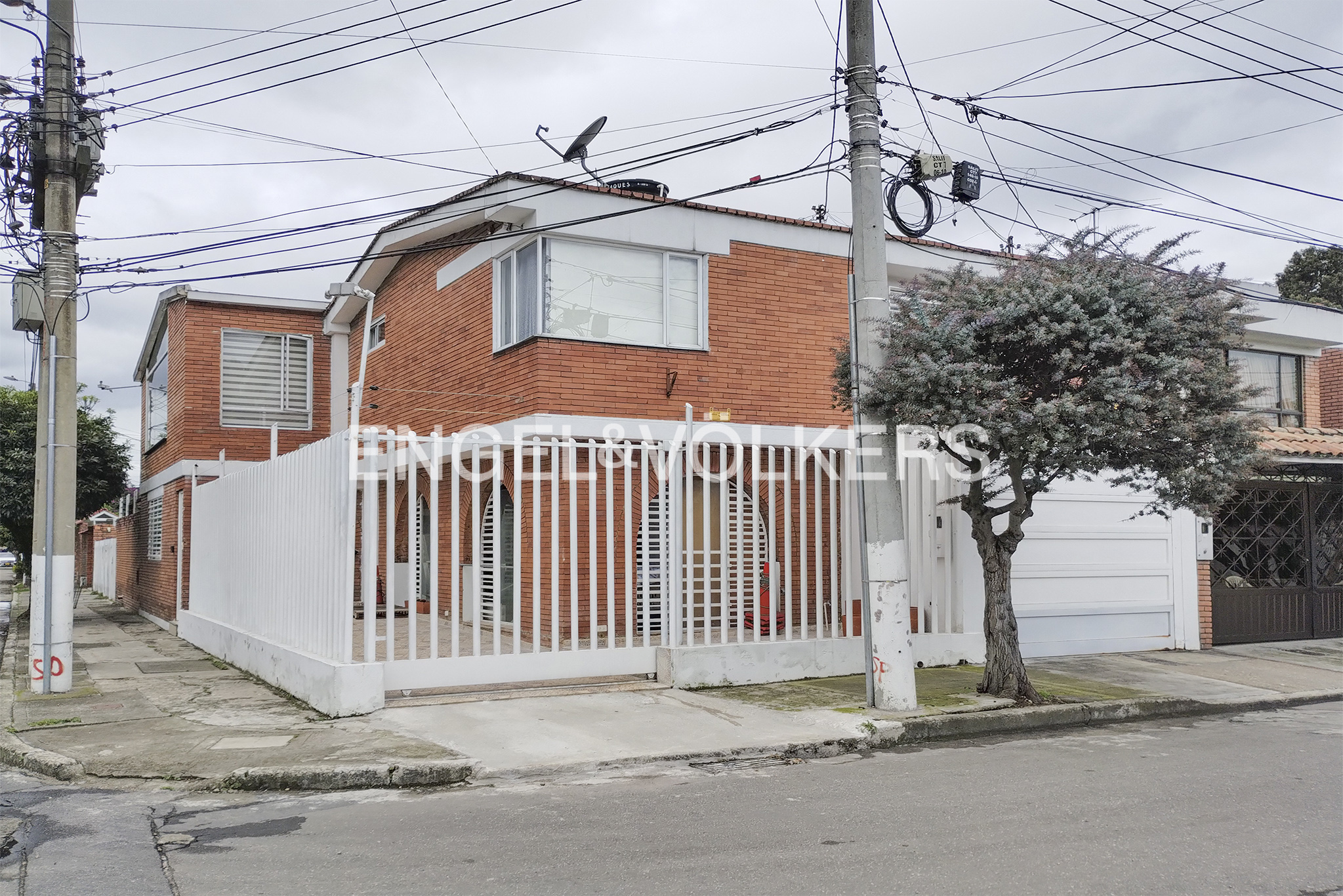 Casa para oficina a puerta cerrada en la Esmeralda cerca al CAN