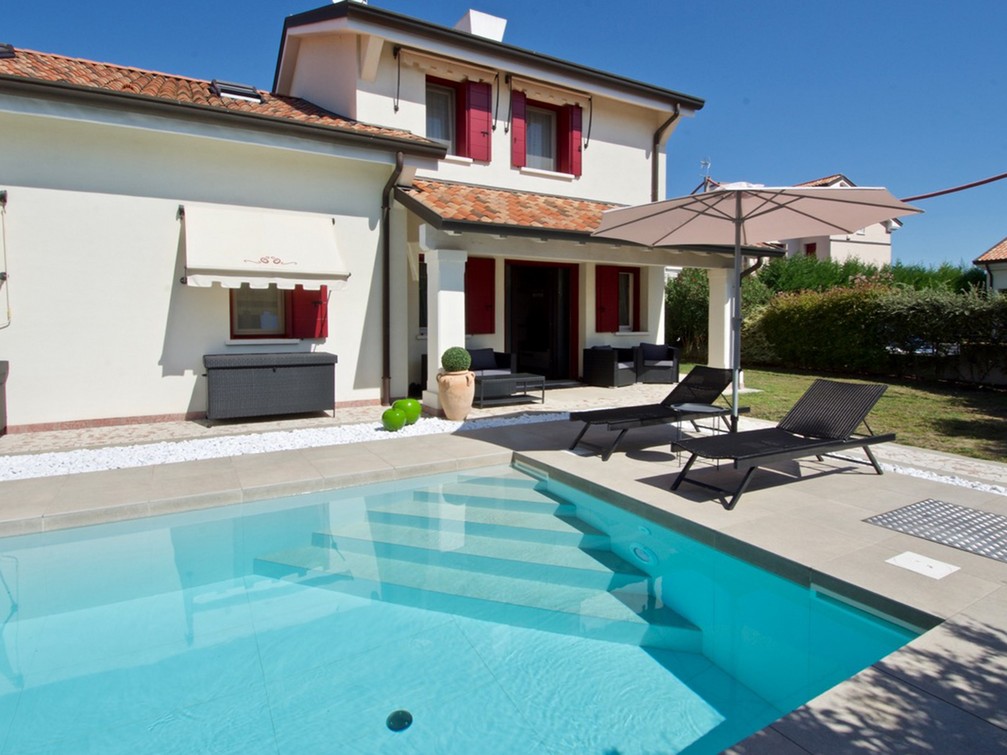 Bellissima bifamiliare con garage e piscina
