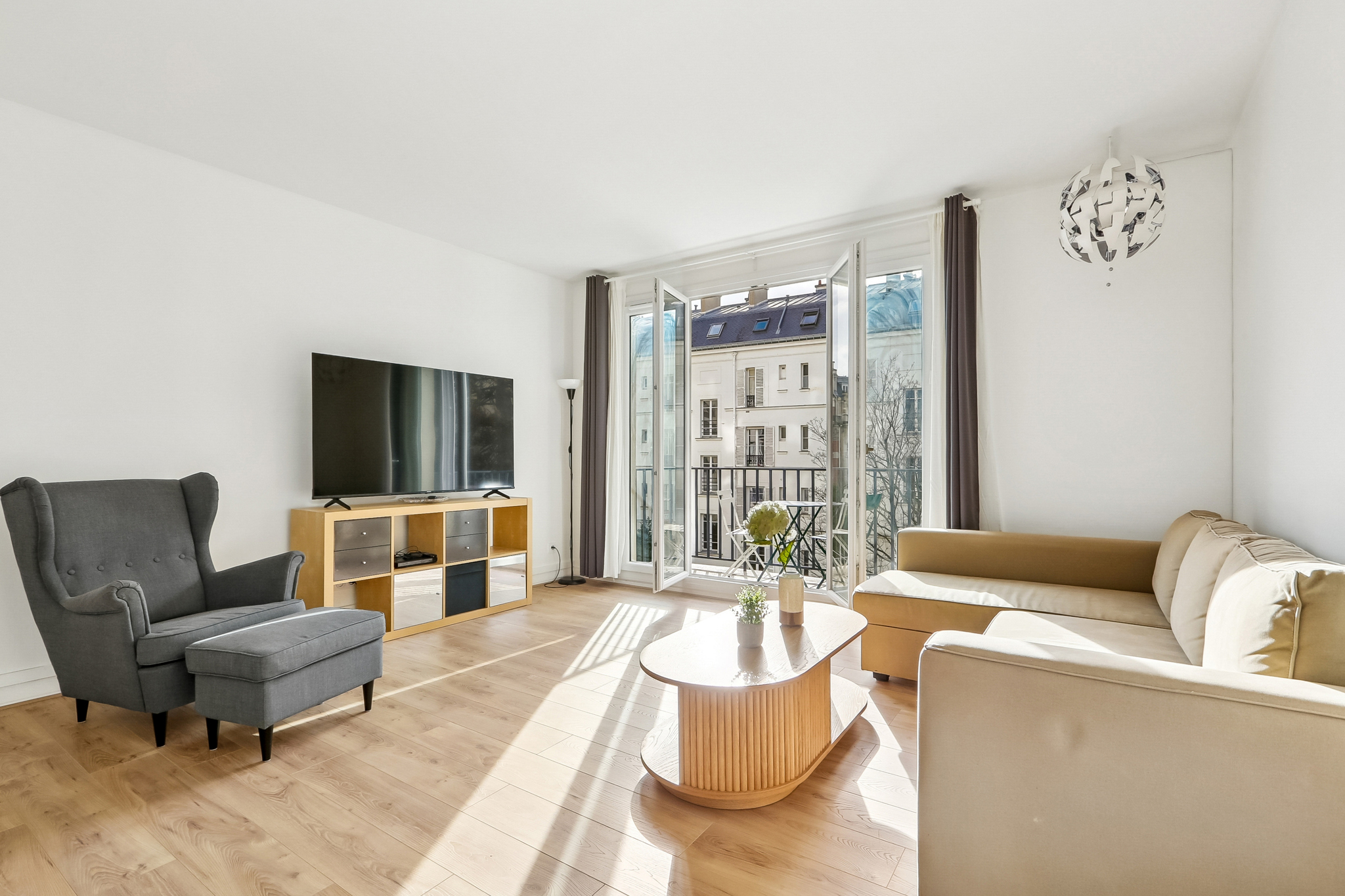 Paris 15th - Renovated 60 m² 2-3 rooms + balcony - Vaugirard