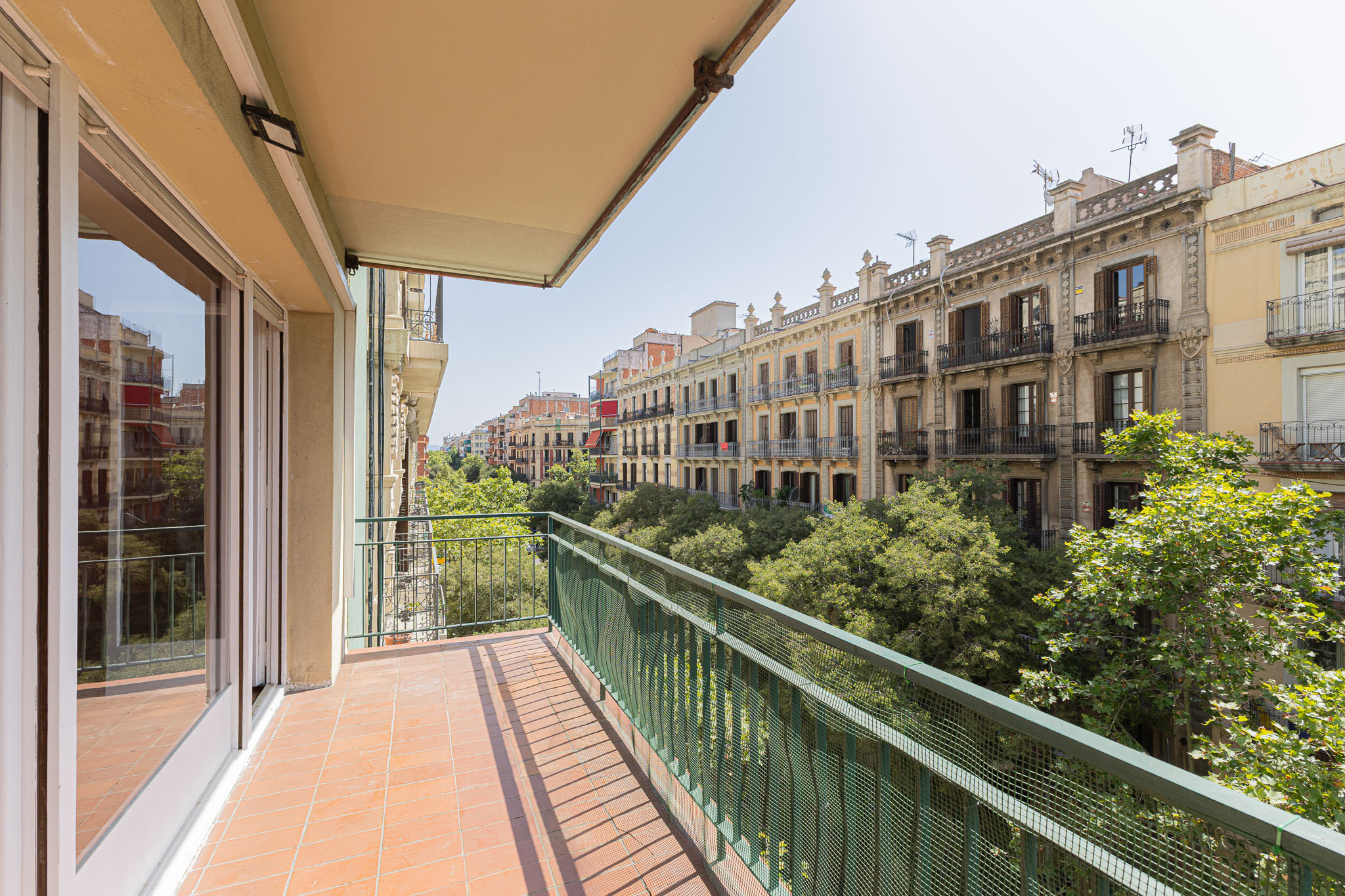Gran pis amb terrassa balcó a Passeig Sant Joan