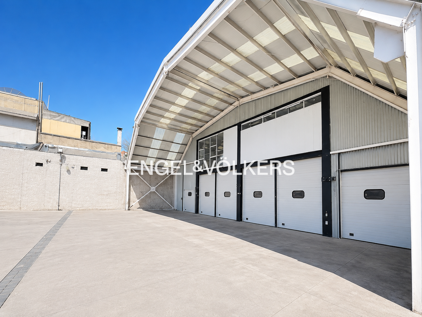 Local comercial con amplia bodega en arriendo Macul
