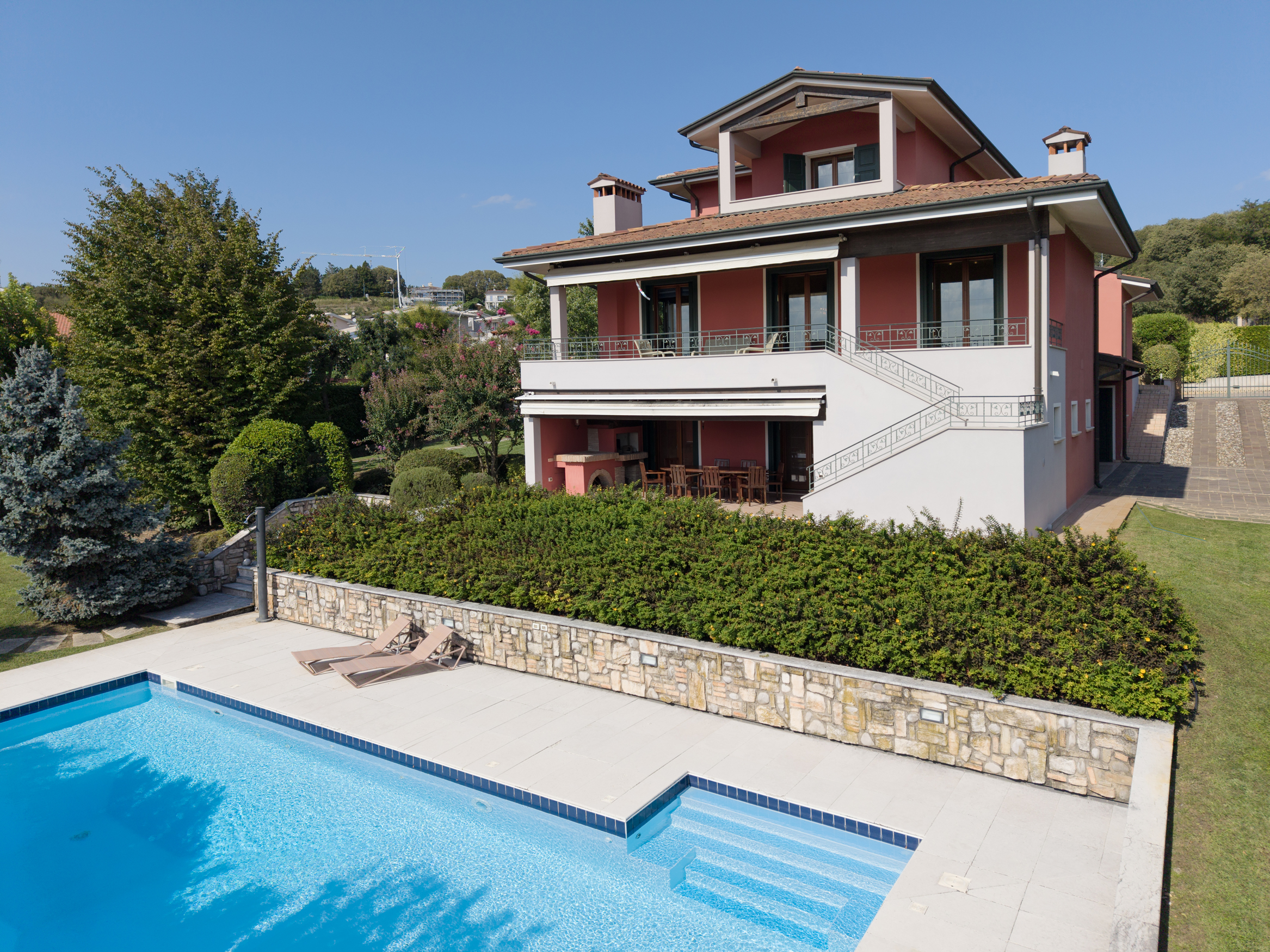 Eine Villa zum Leben: Pool, Panoramablick und Privatsphäre