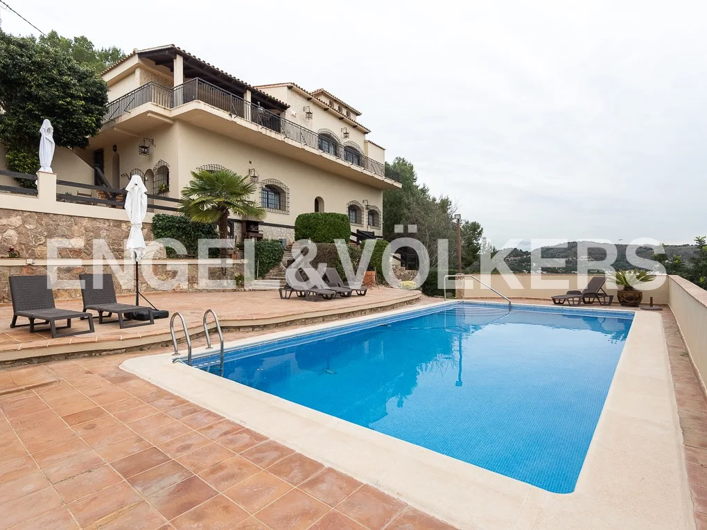 Magnificent villa with indoor pool