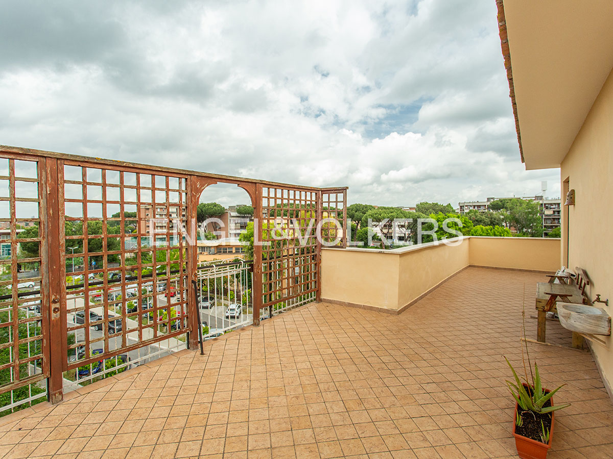 Top-floor panoramic bare ownership in San Basilio