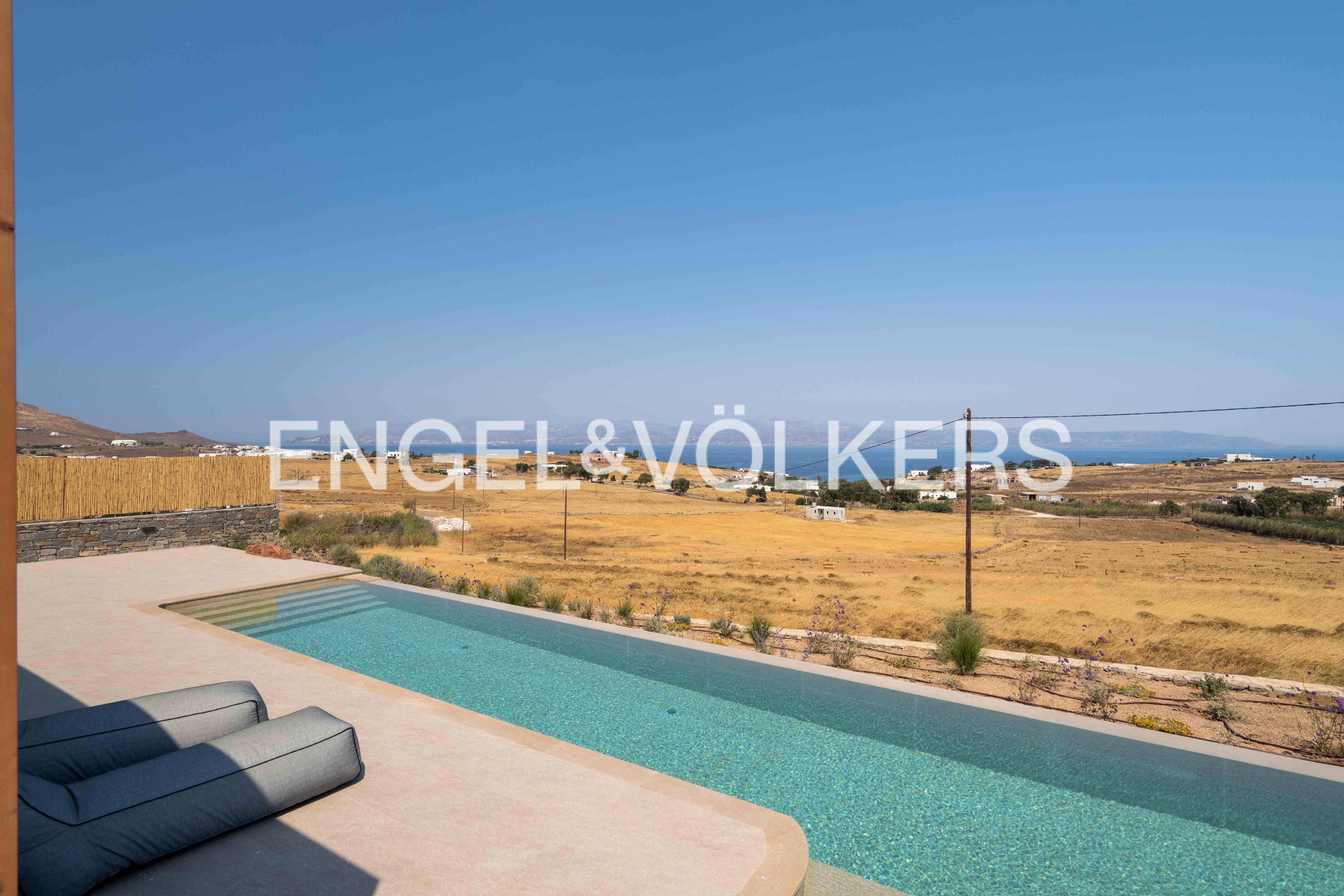 Luxury 240sqm residence with swimming pool in Paros