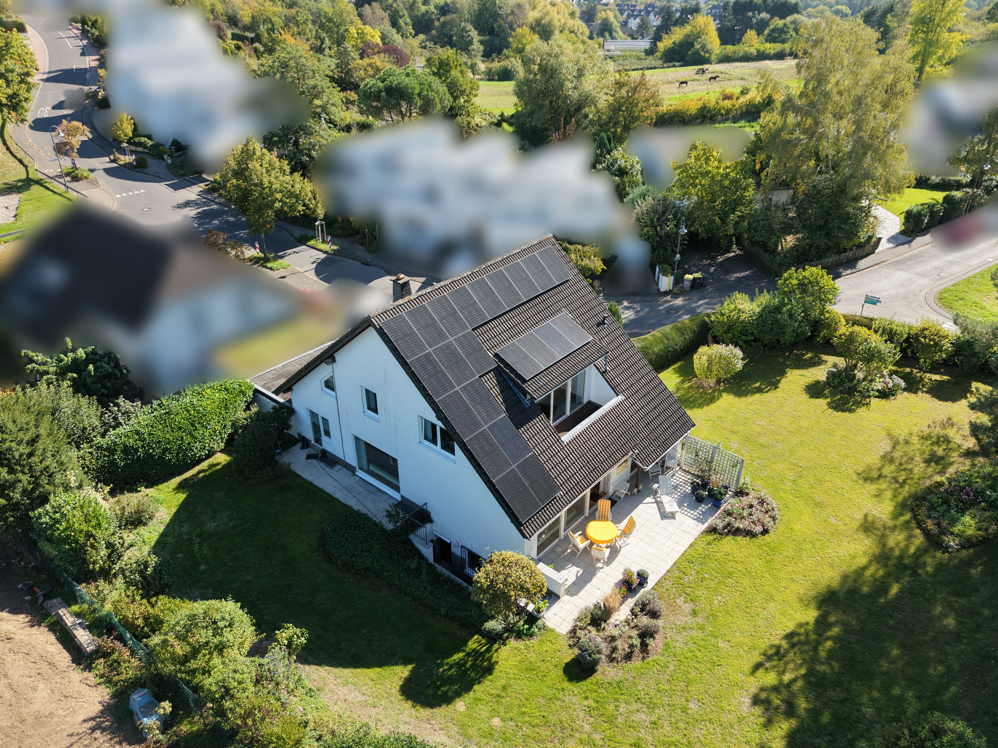 Stilvolles Einfamilienhaus mit modernisierter Haustechnik, wohnlich nutzbarem Untergeschoss und Blick ins Grüne