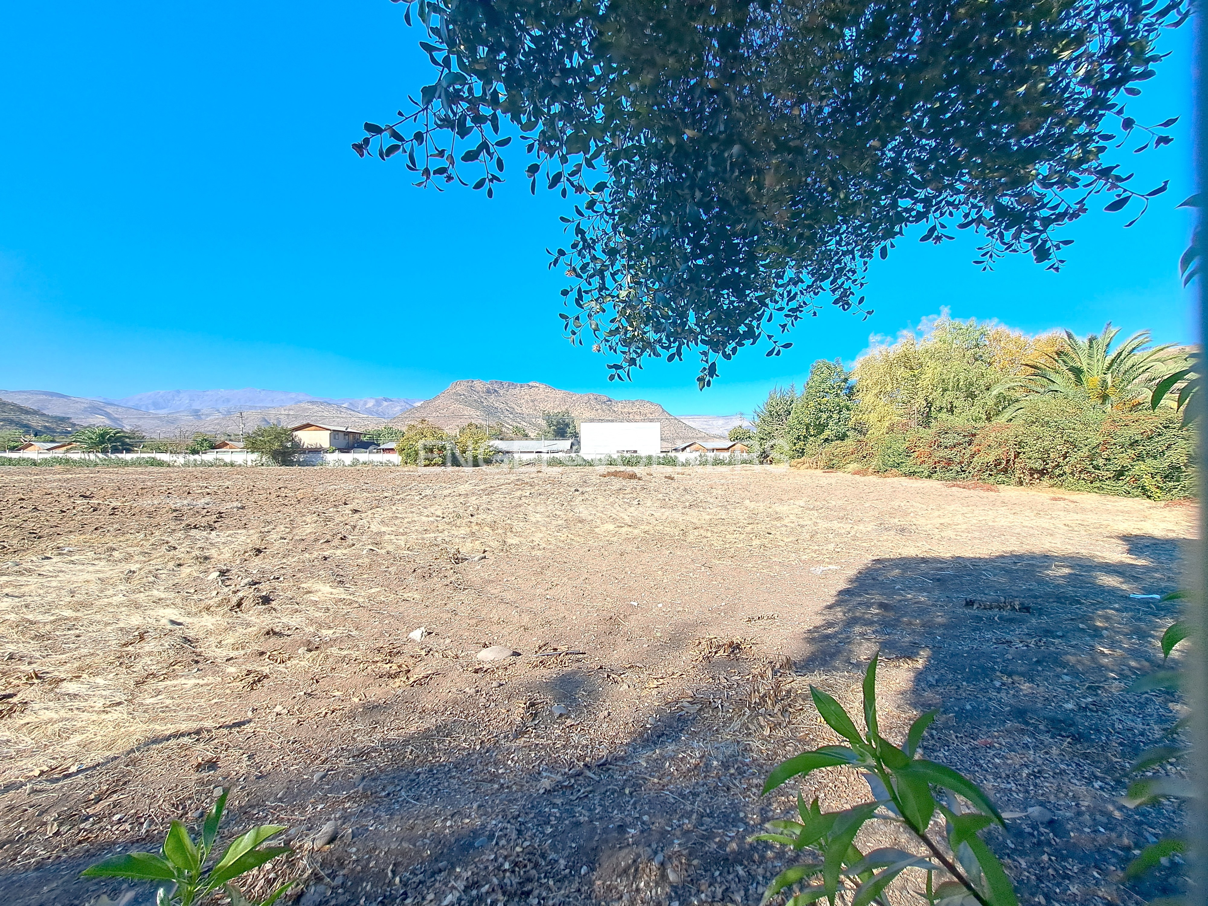 Excelente sitio en Condominio Consolidado