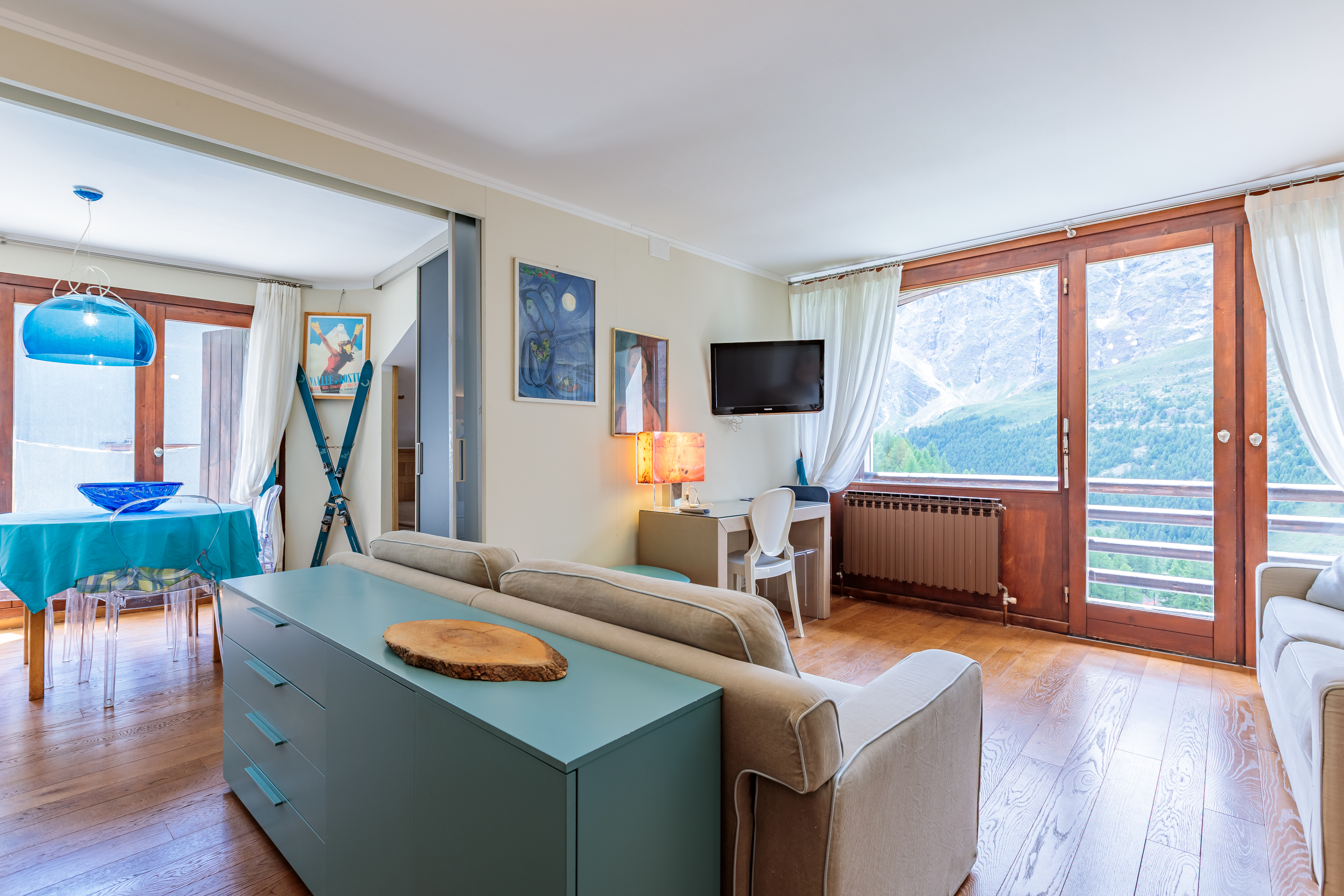 Light, views and comfort just steps from the slopes