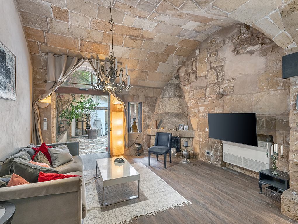 Unique, historic ground floor apartment with charm & potential