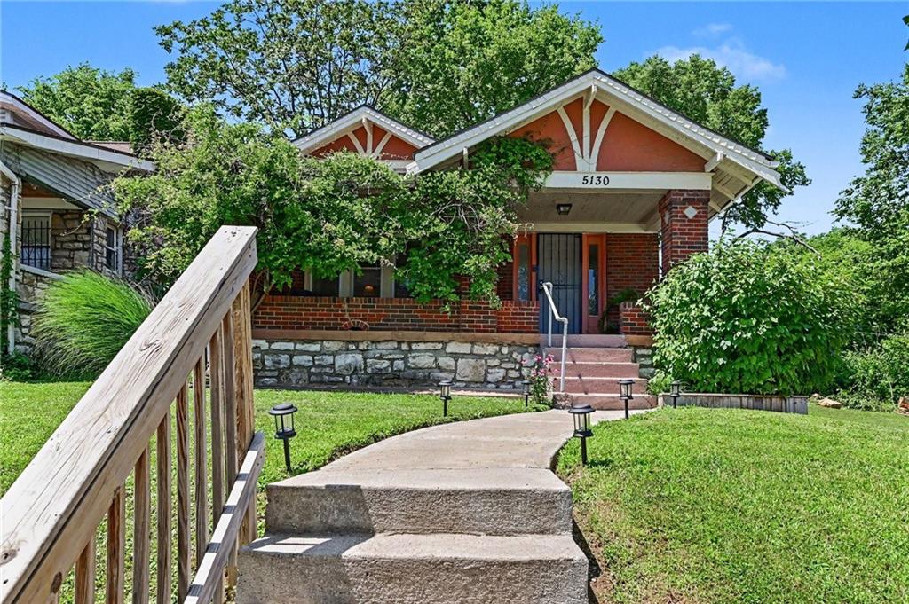 Charming Bungalow Near UMKC & The Plaza