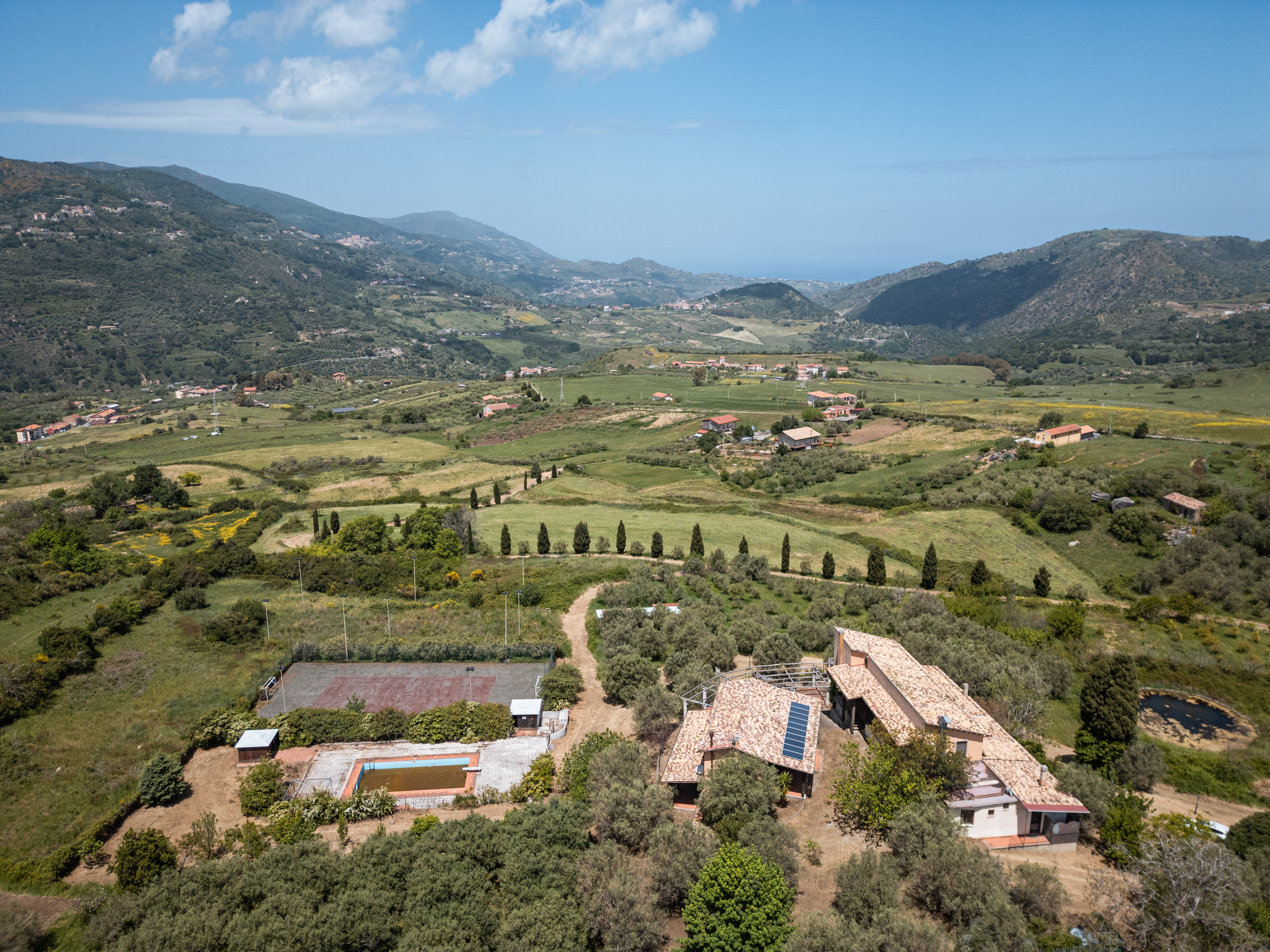 Casale rurale con parco, piscina e campo da tennis
