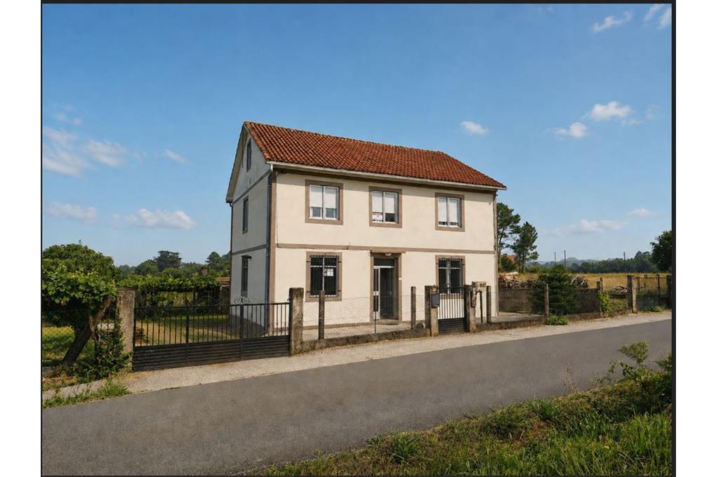 E&V sells a 200m² house for partial renovation, with 2,677m² plot, in A Estrada