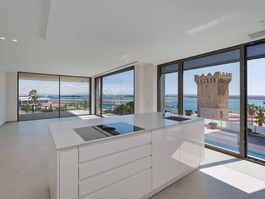 Apartamento nuevo con vistas al puerto y al mar
