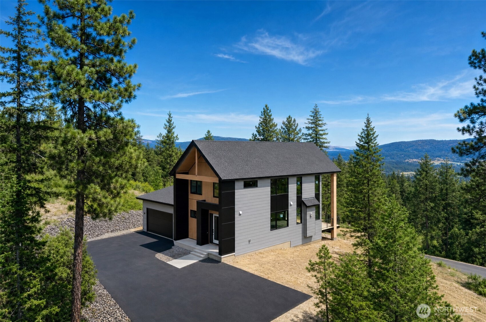 A Home That Embraces the Horizon