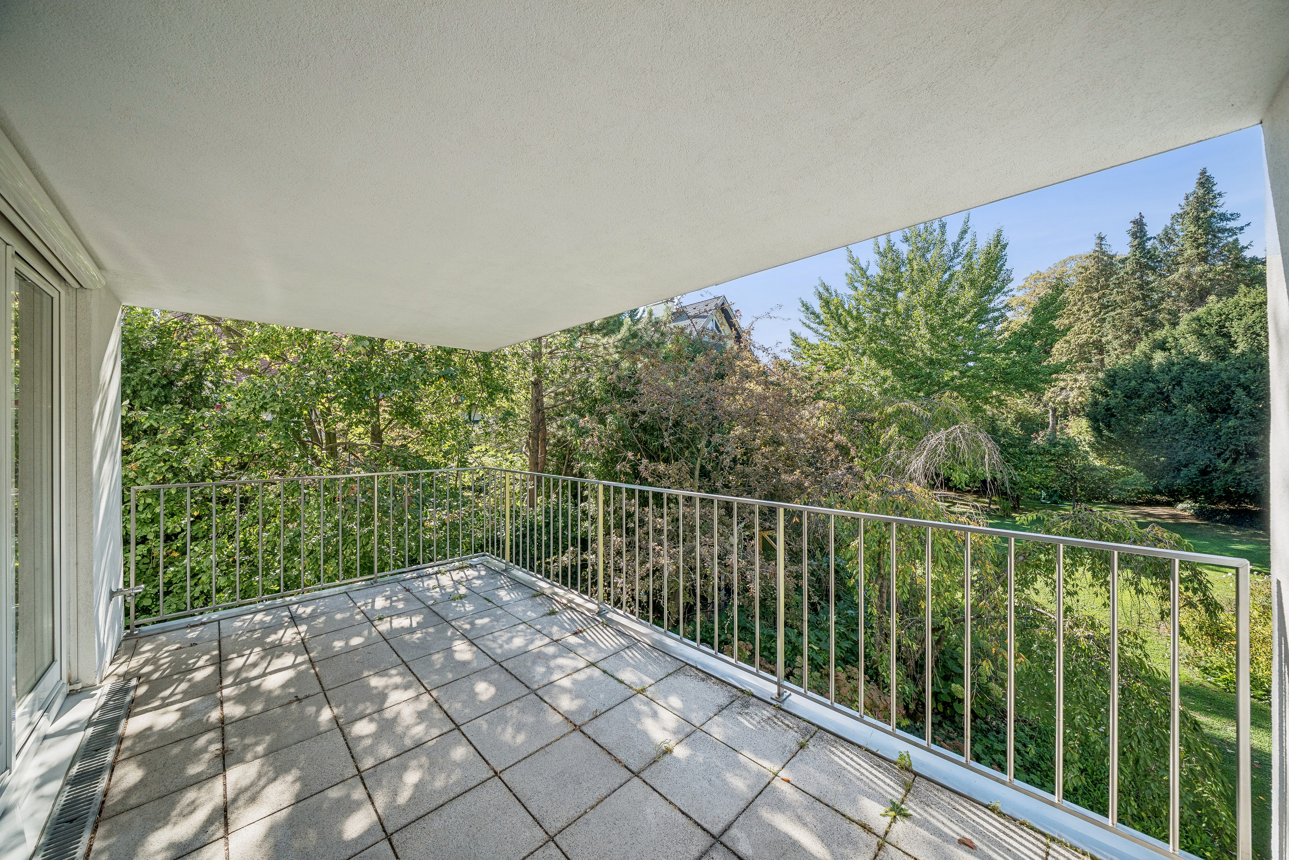 Spacious family apartment with southwest-facing terrace and stunning garden views