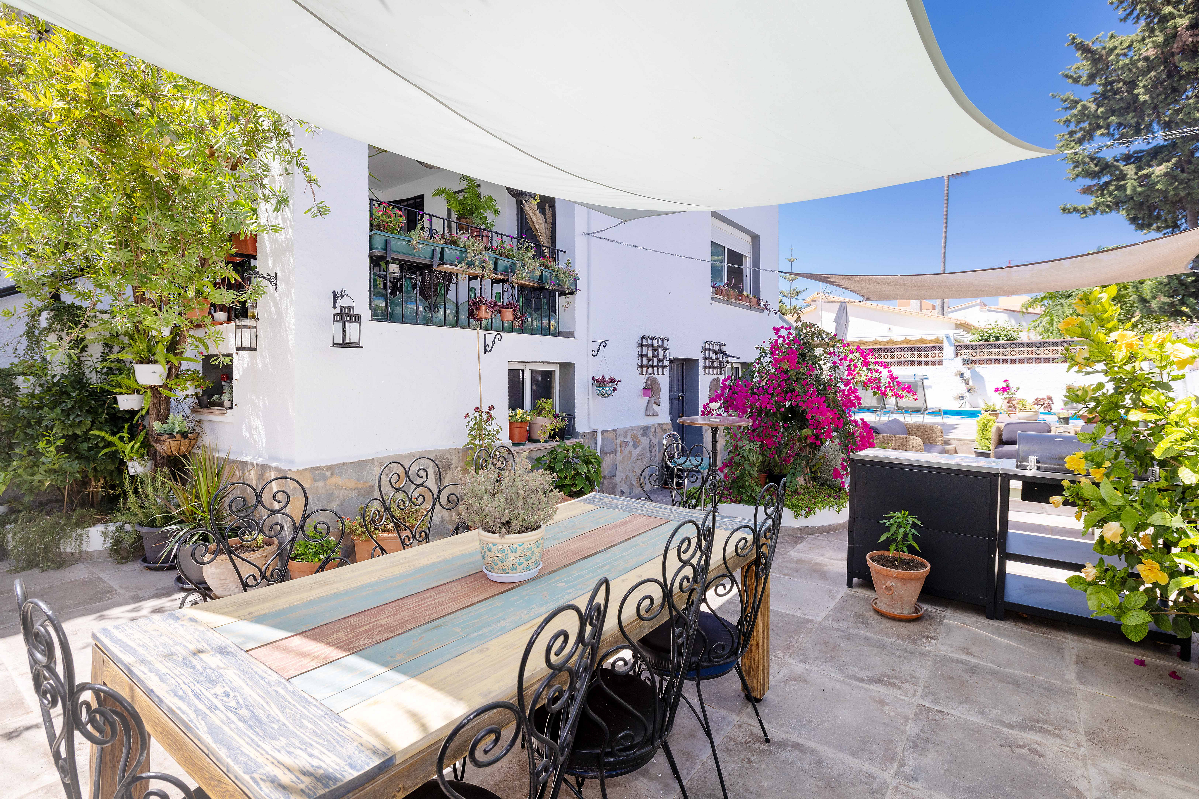Family house with 3 tourist apartments facing the sea, Manilva