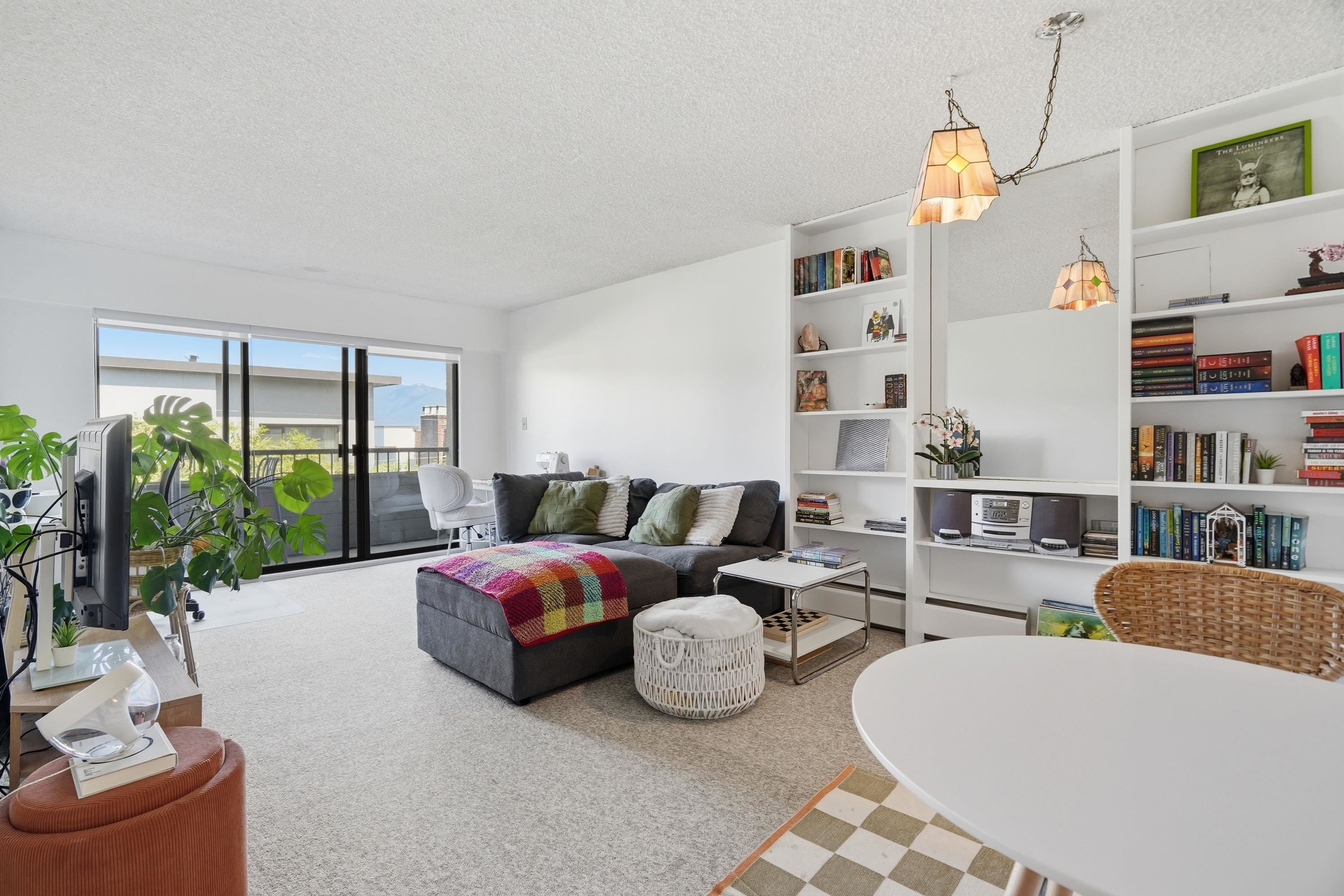 1-Bedroom Apartment Steps From Kits Beach