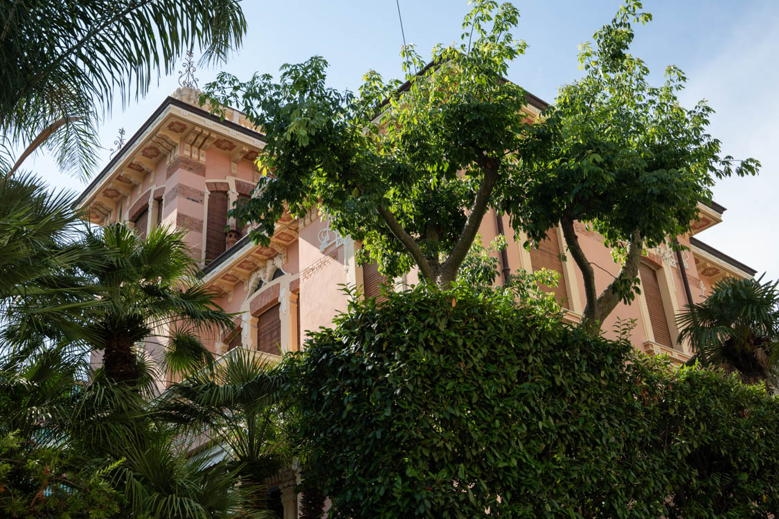 Prächtige Villa aus dem frühen 20. Jahrhundert an der Riviera dei Fiori in Liguria