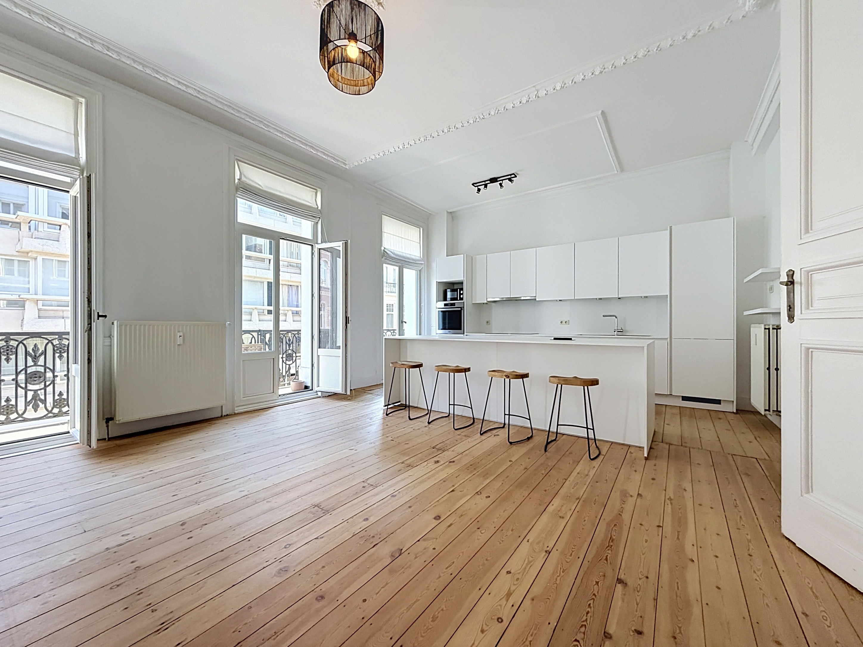 Elegant dual-aspect apartment with preserved character