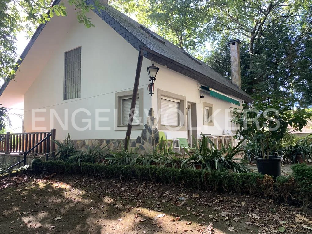 Engel &Völkers vende esta preciosa casa con precioso jardín de 4700m2, en San Miguel de Sarandon