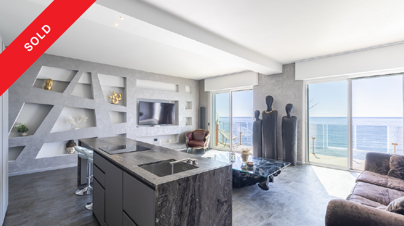 Bright seafront flat with garage and terrace