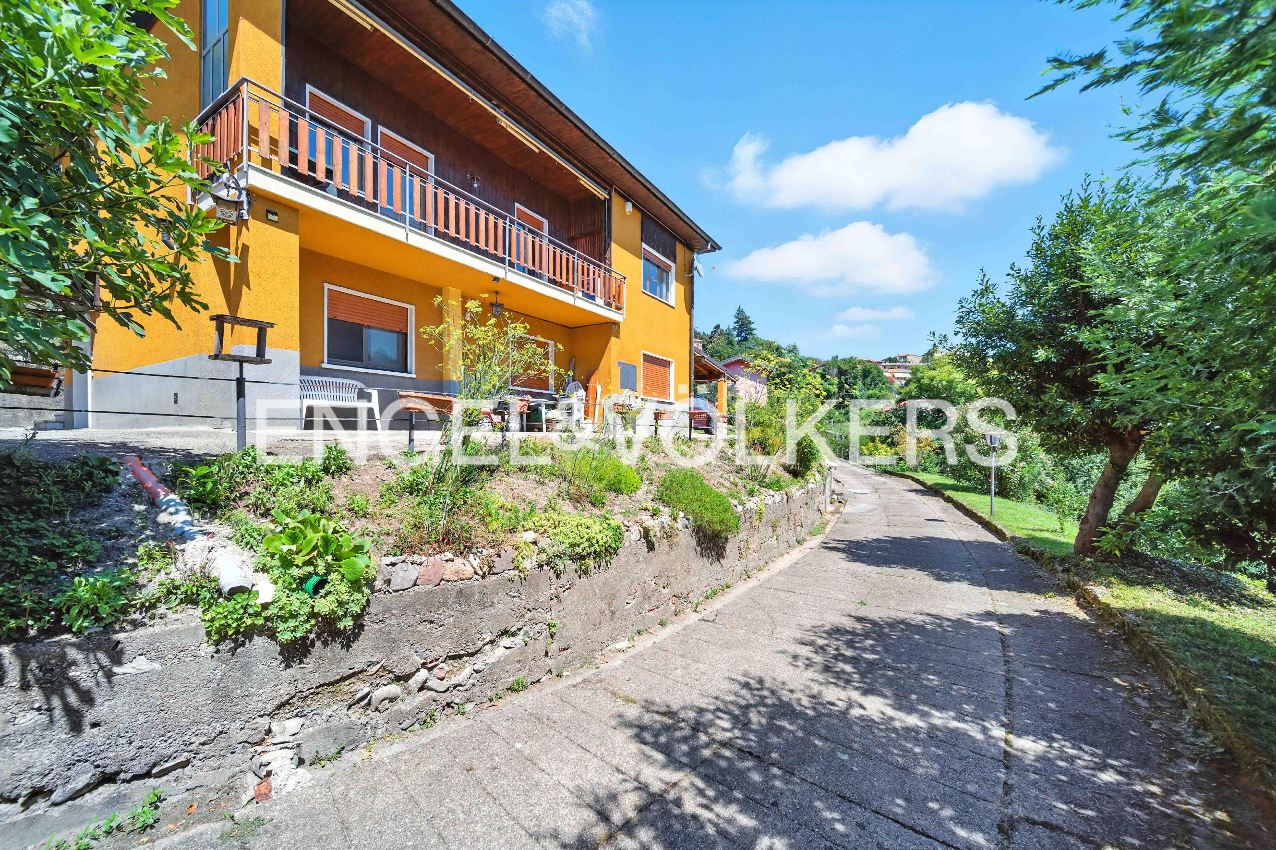 Pleasant two-room apartment in the green of Viggiù