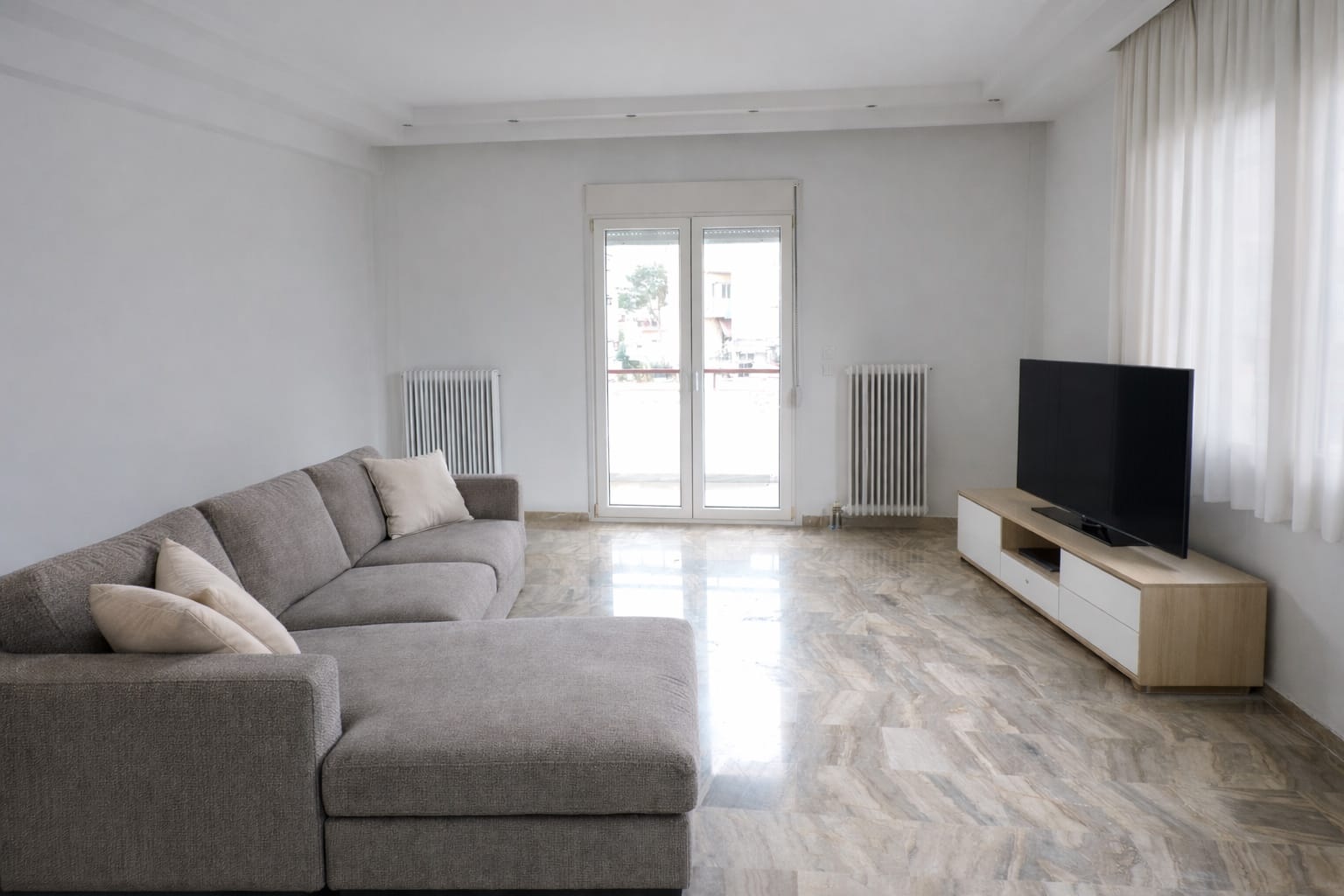 Bright 125 sq m top-floor apartment with parking space in Votsi
