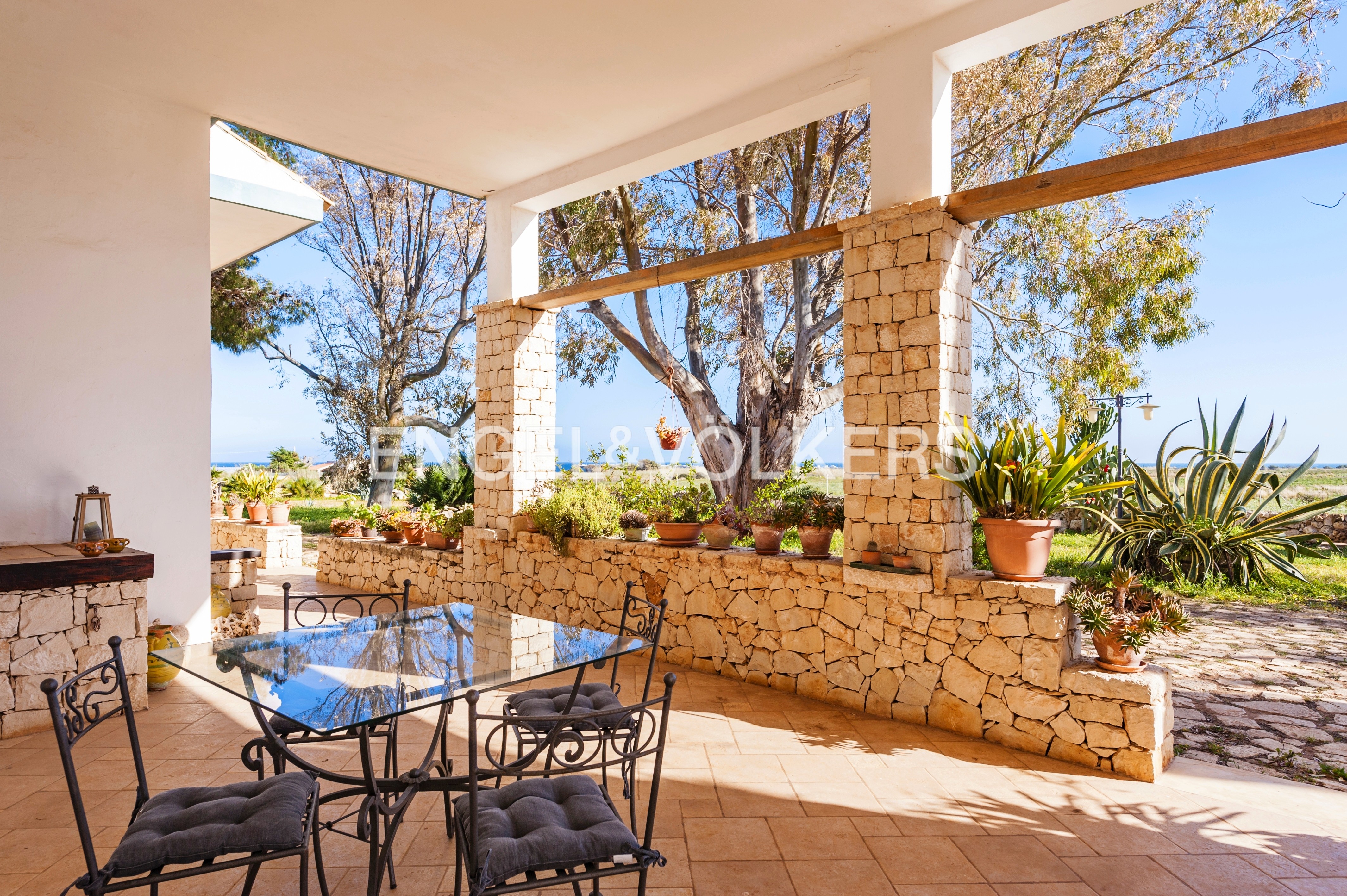 Elegante villa con vista mare a Portopalo: il rifugio perfetto tra natura e mare
