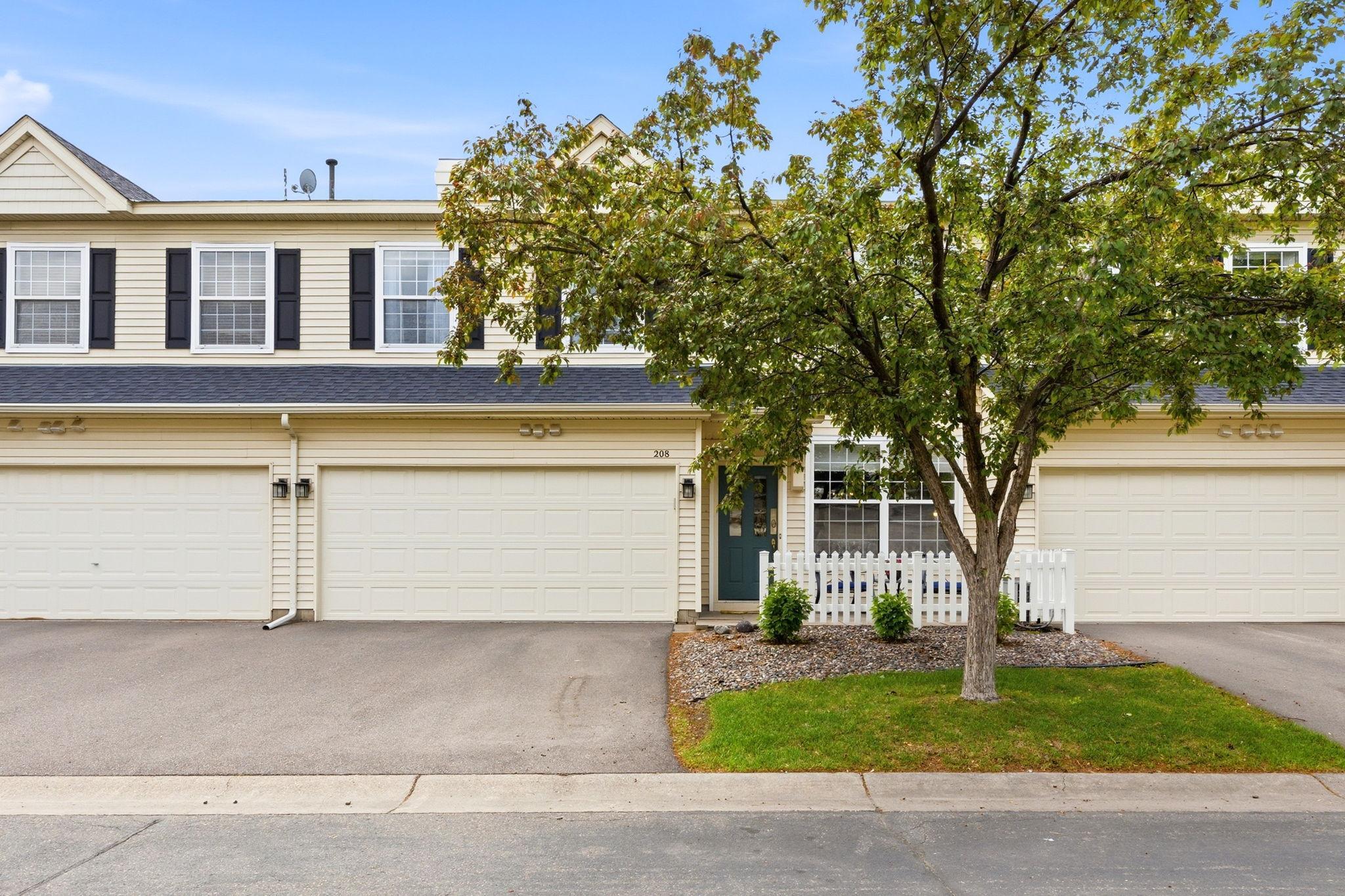 Updated Plymouth Townhome in The Reserve