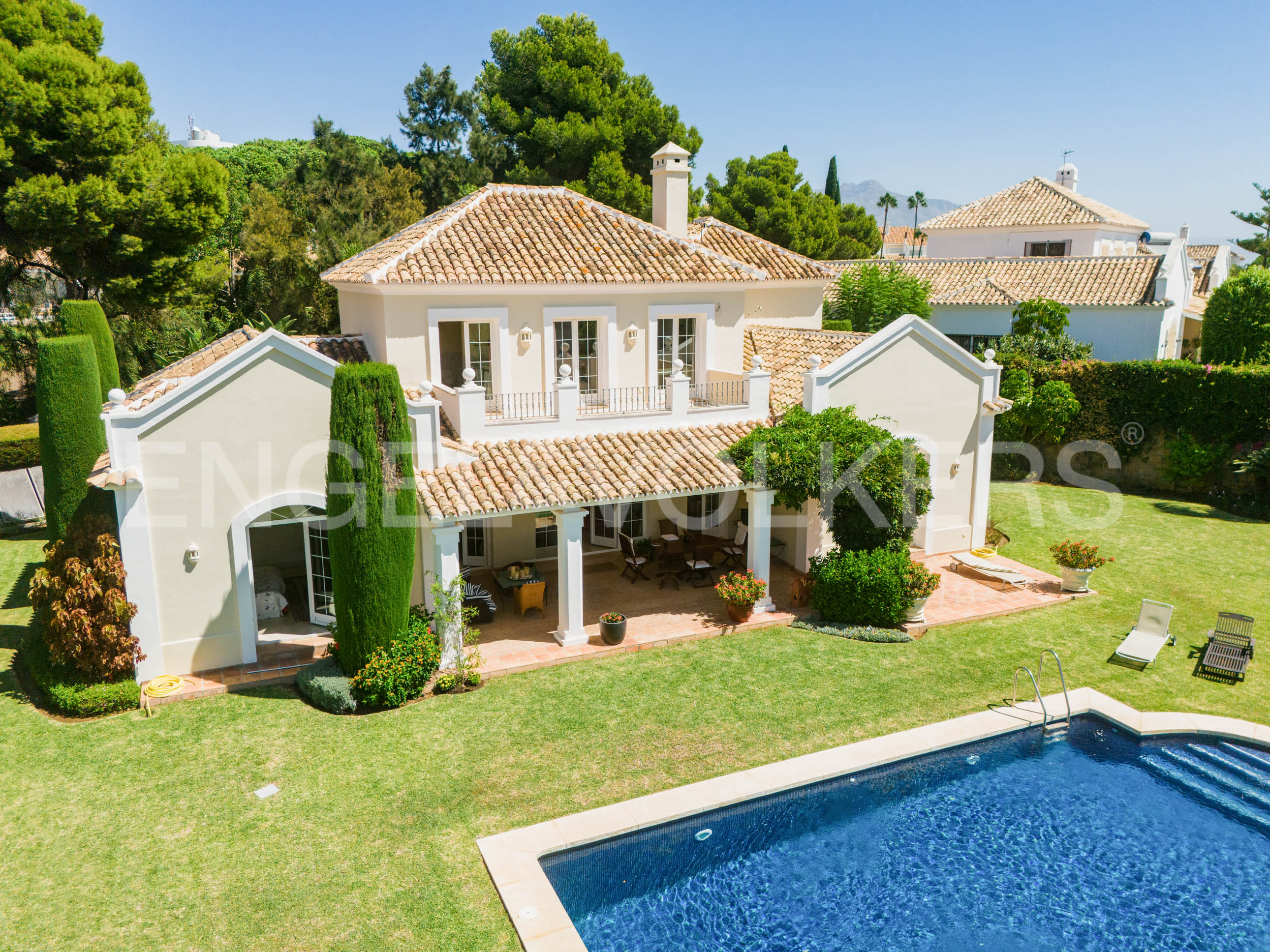 Exklusive Villa in El Paraíso – mediterrane Eleganz, Privatsphäre und Meerblick