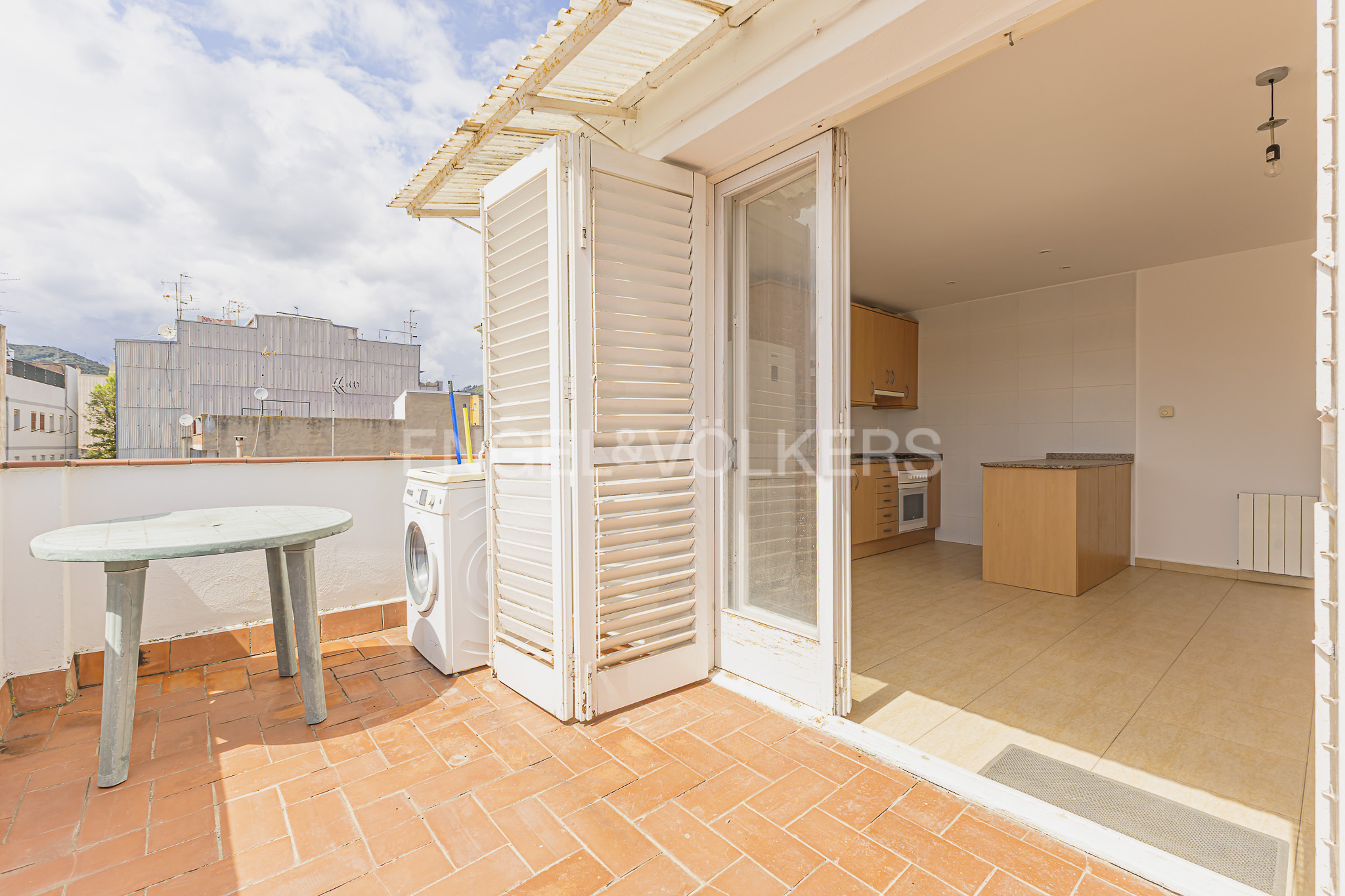 Entire building in Viladecans: 3 independent homes + Commercial space + Terraces