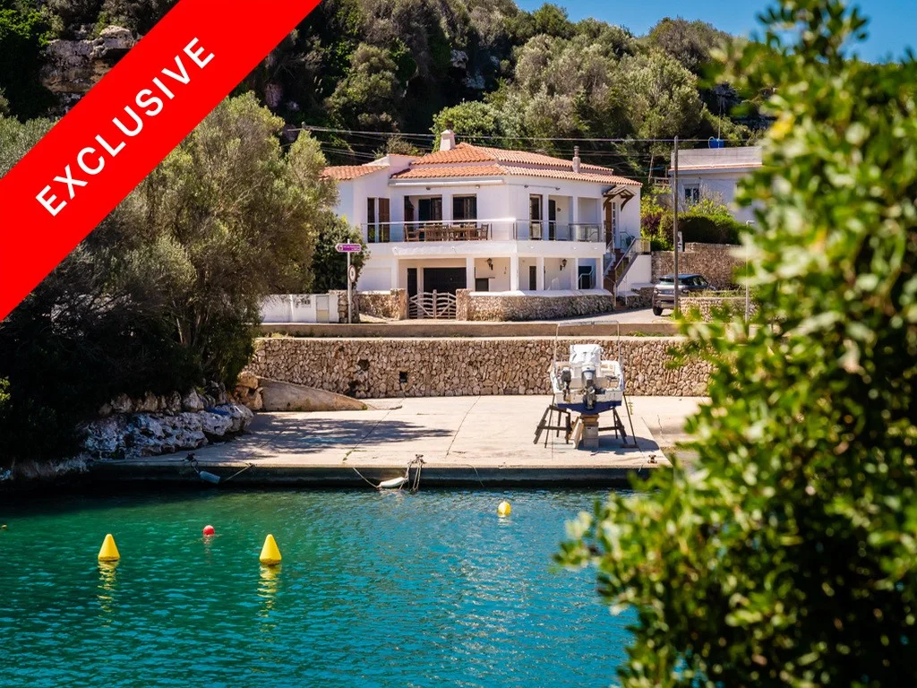 A very special seafront villa with a pool in Cala San Esteban! Menorca
