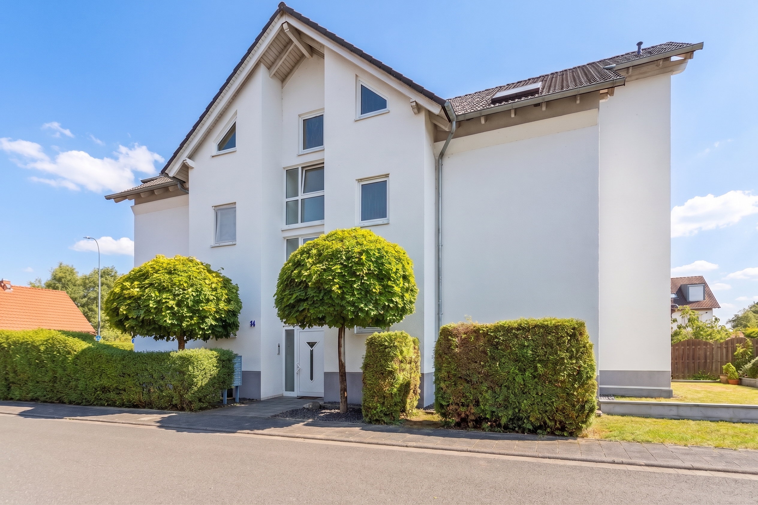 High-quality renovated top-floor apartment with balcony and underground parking space