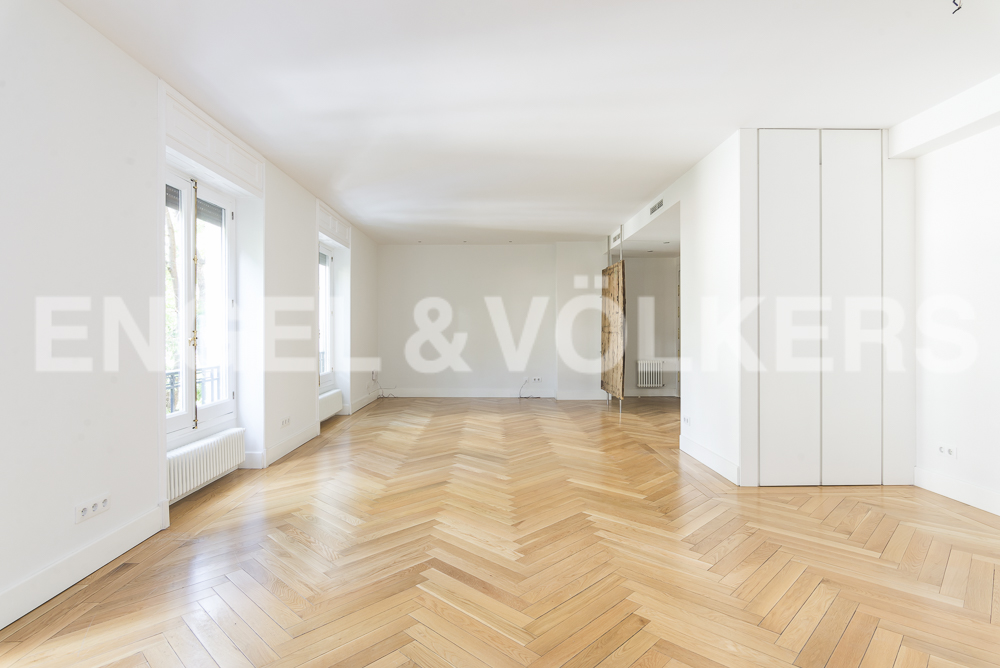 Spacious and fully renovated apartment on Lagasca street  for rent, next to El Retiro Park.